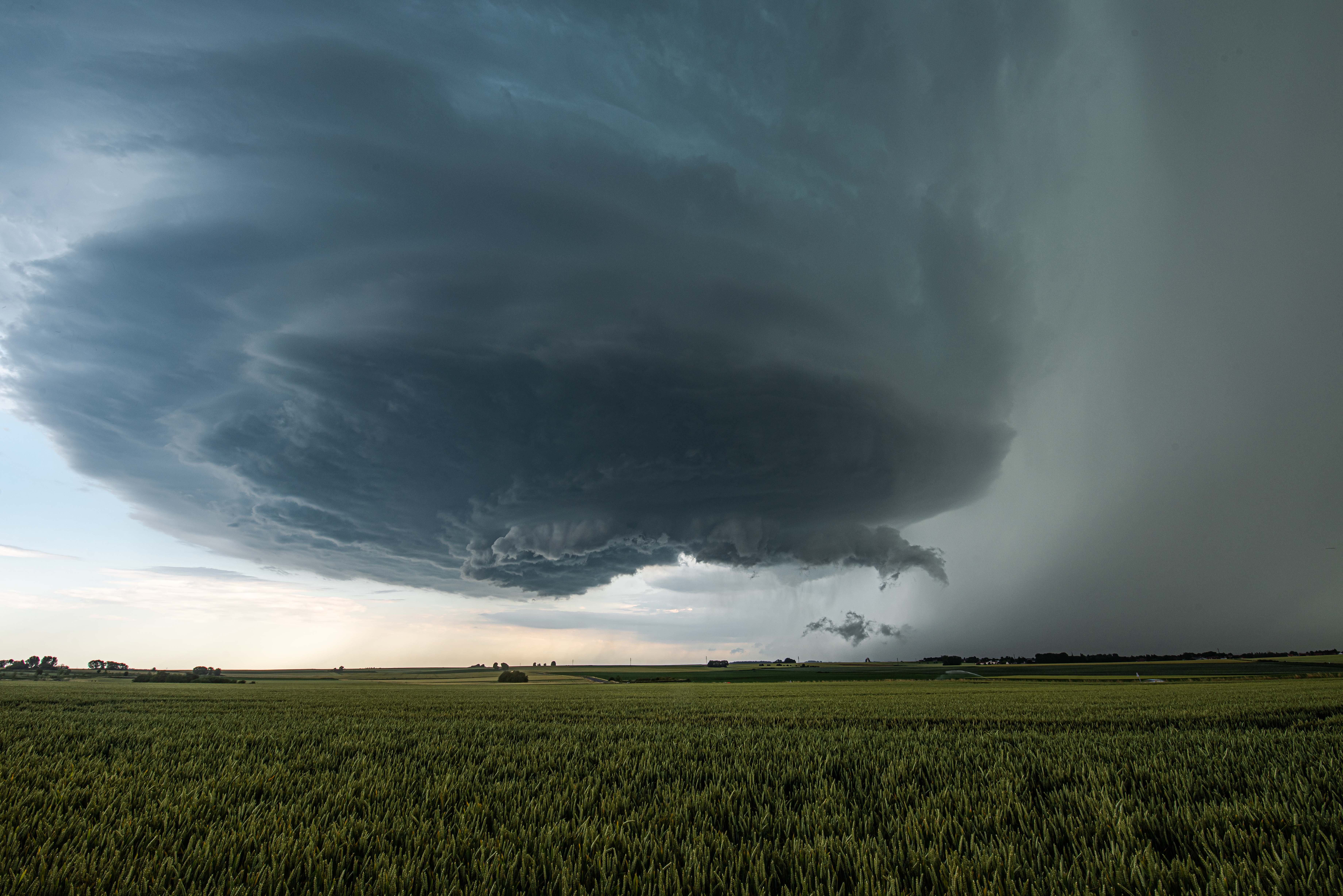Mesocyclone parfaitement structuré arrivant sur Cambrai en fin d'après midi. - 18/06/2026 18:55 - Jules Creteur
