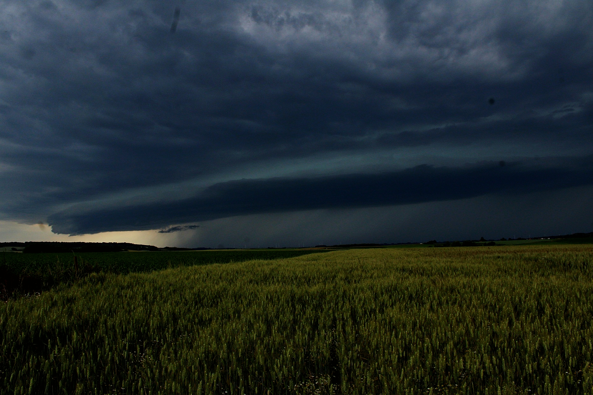 Magnifique supercellule photographié vers divion avec la couleur bleuté montrant la grèle - 18/06/2026 18:19 - matthis Parisseaux