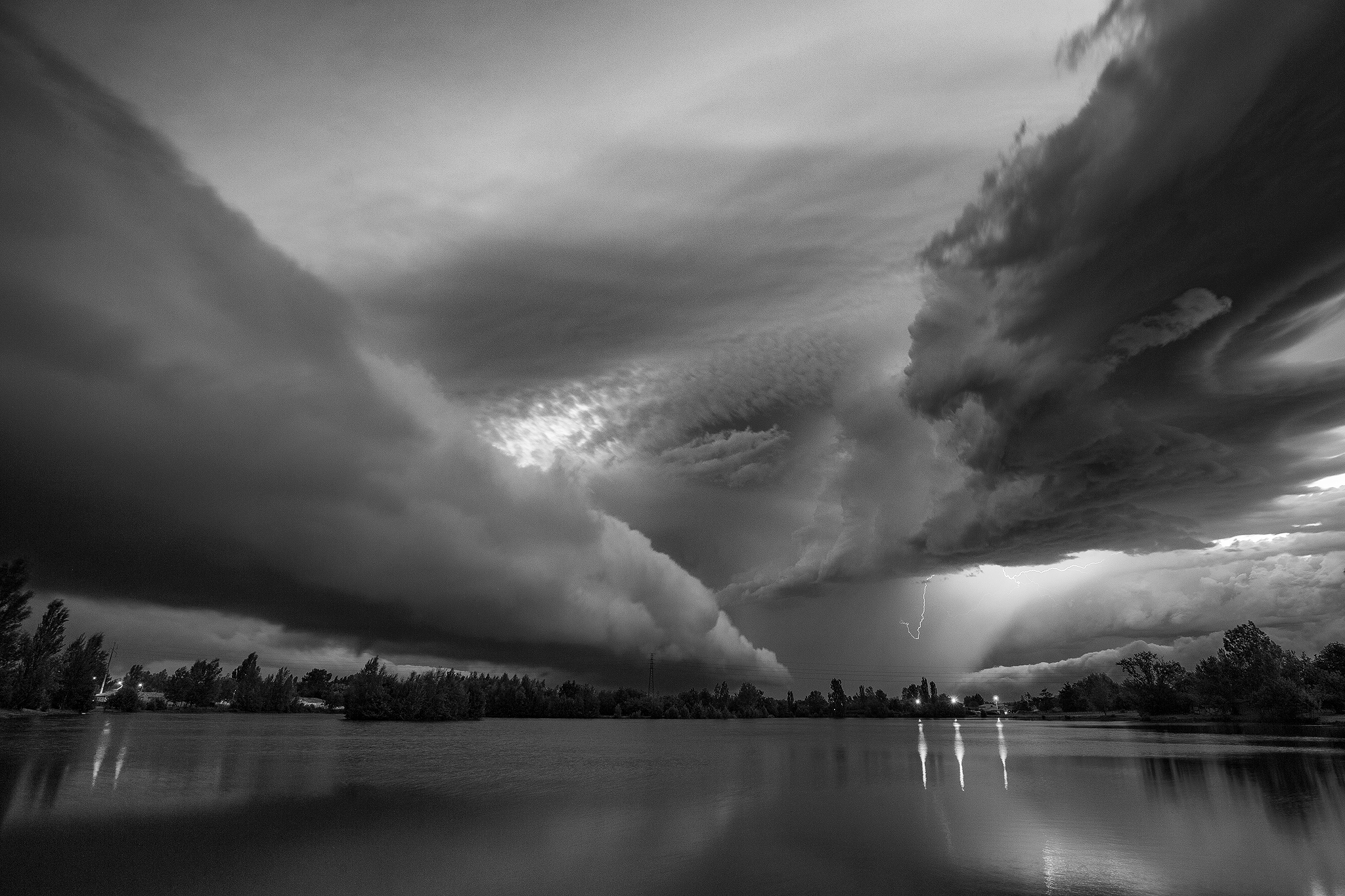 Orage matinal avec l'arrivée d'un bel arcus sur ma gauche - 18/05/2022 06:00 - Christophe Correy