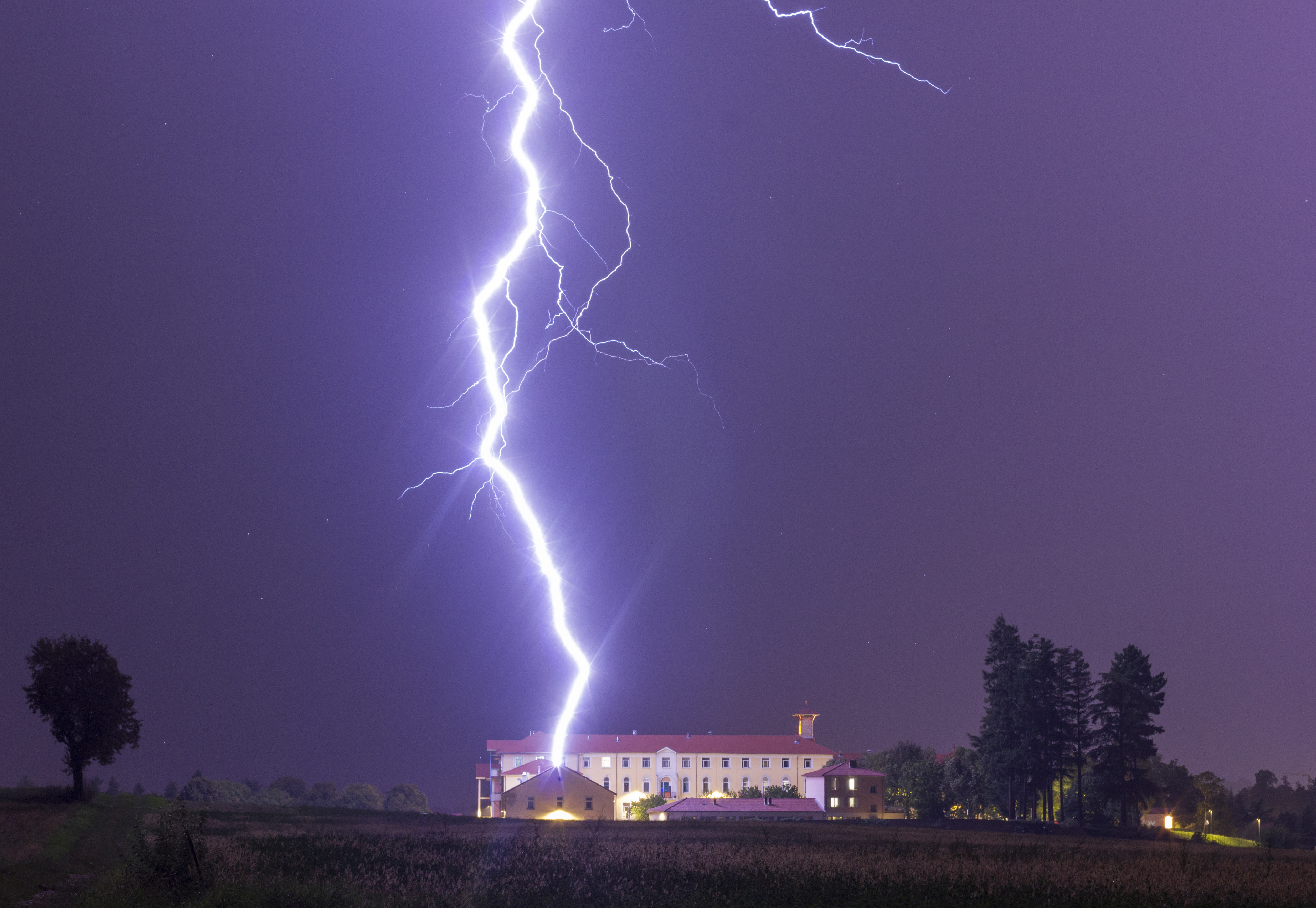 Les orages ont commencé plus tôt que je ne pensais ce matin en Isère. Impact tombant sur l'entreprise Jean marie Vianney à la Cote saint André en centre Isère vers 5h20. La foudre fut esthétique jusqu' a 6h30 puis s'enchainèrent des amas pluvio-orageux avec beaucoup d'intra inésthetiques et des trombes d'eau. - 18/09/2023 05:20 - frederic sanchis