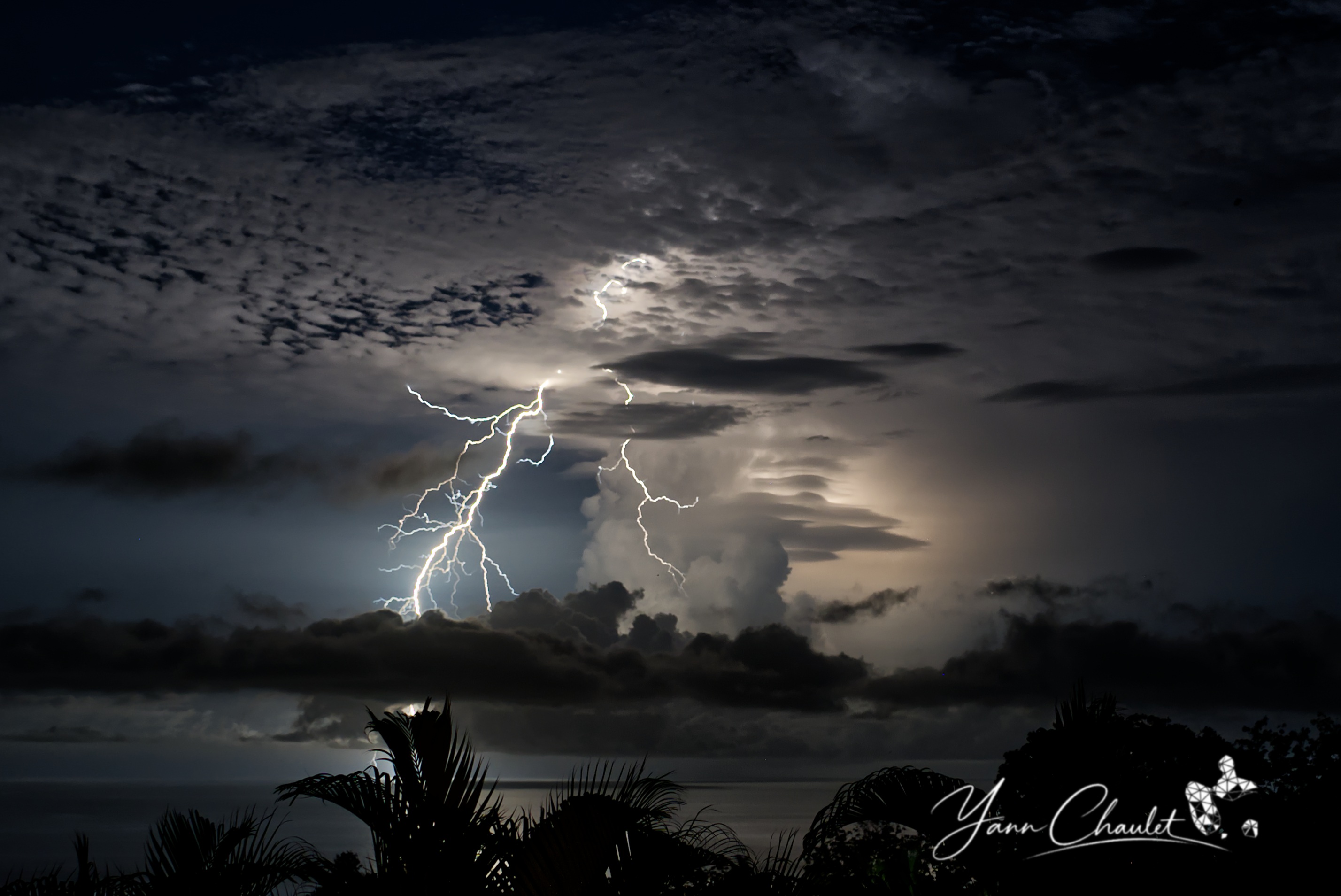 Mercredi 19 août 2026, le lendemain d'une onde tropicale active.
En début de nuit, un orage lointain sur la mer des Caraïbes a éclaté.
Malgré la distance et une mise au point compliquée sans repère, voici un cliché qui en ressort. - 19/08/2026 19:52 - Yann Chaulet