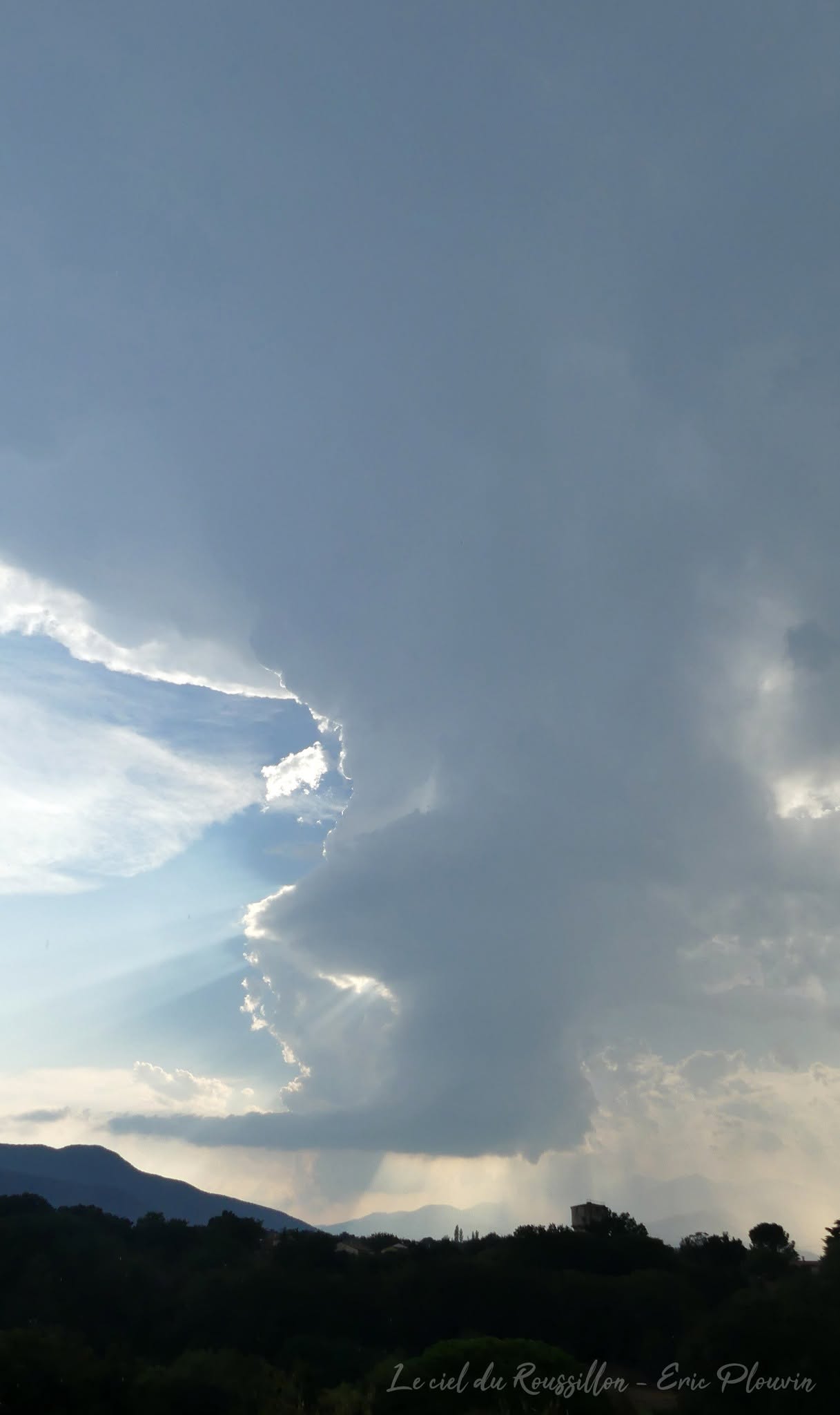 Orage sur le Canigo, 
Bonjour je voudrais savoir si c'est bien une petite SP LP et un tuba que j'ai observé ? Merci de votre retour.
Eric (je vous envoie la photo du tuba dans un second les 2 photos sont du même orage) - 19/08/2026 17:50 - Eric Plouvin