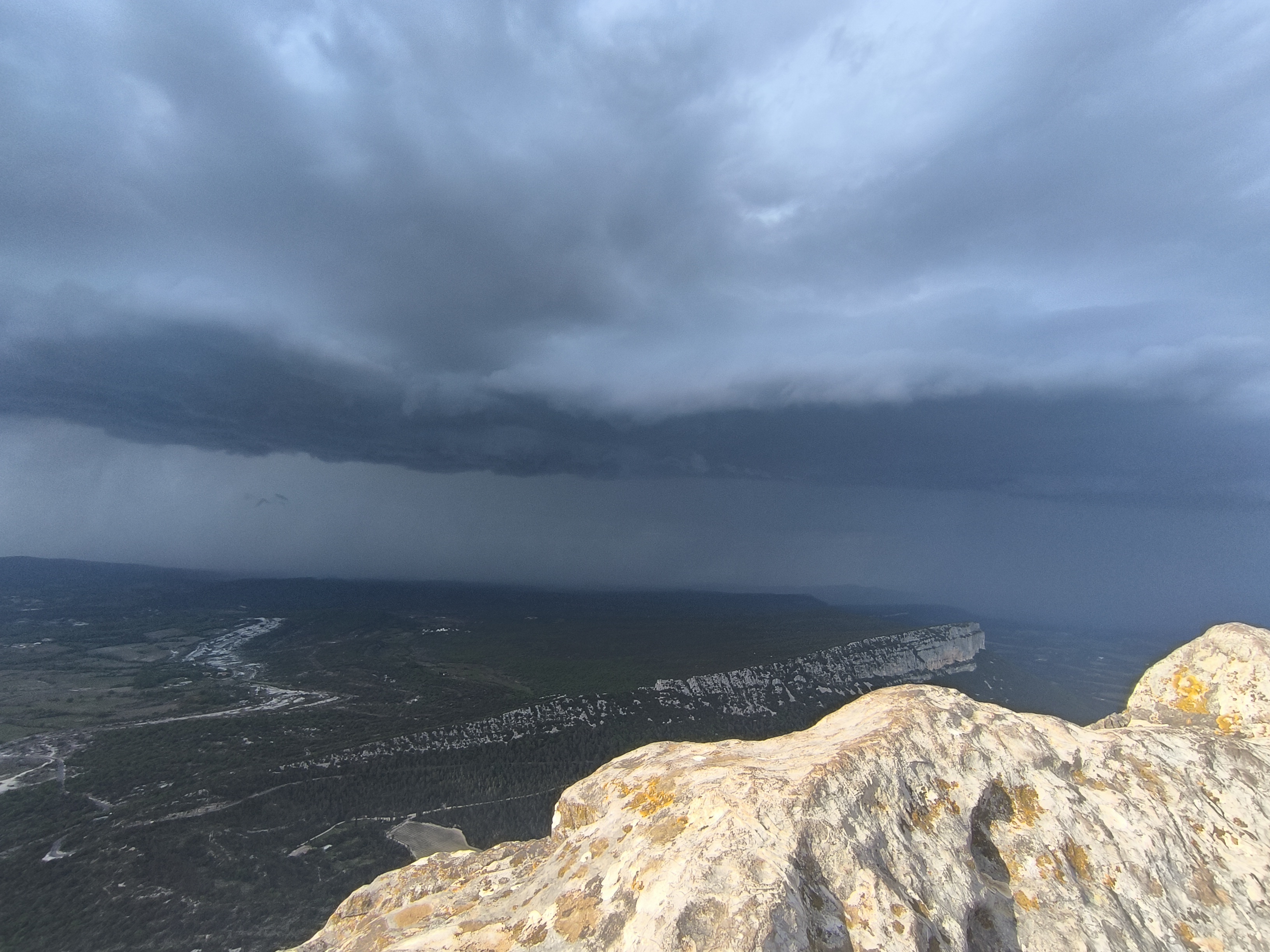 Orage vu au pic st loup assez actif électriquement parlant avec pluie Intense et grêle (0.5 a 1cm de diamètre je dirais) - 19/04/2026 18:11 - Mathias AMAT