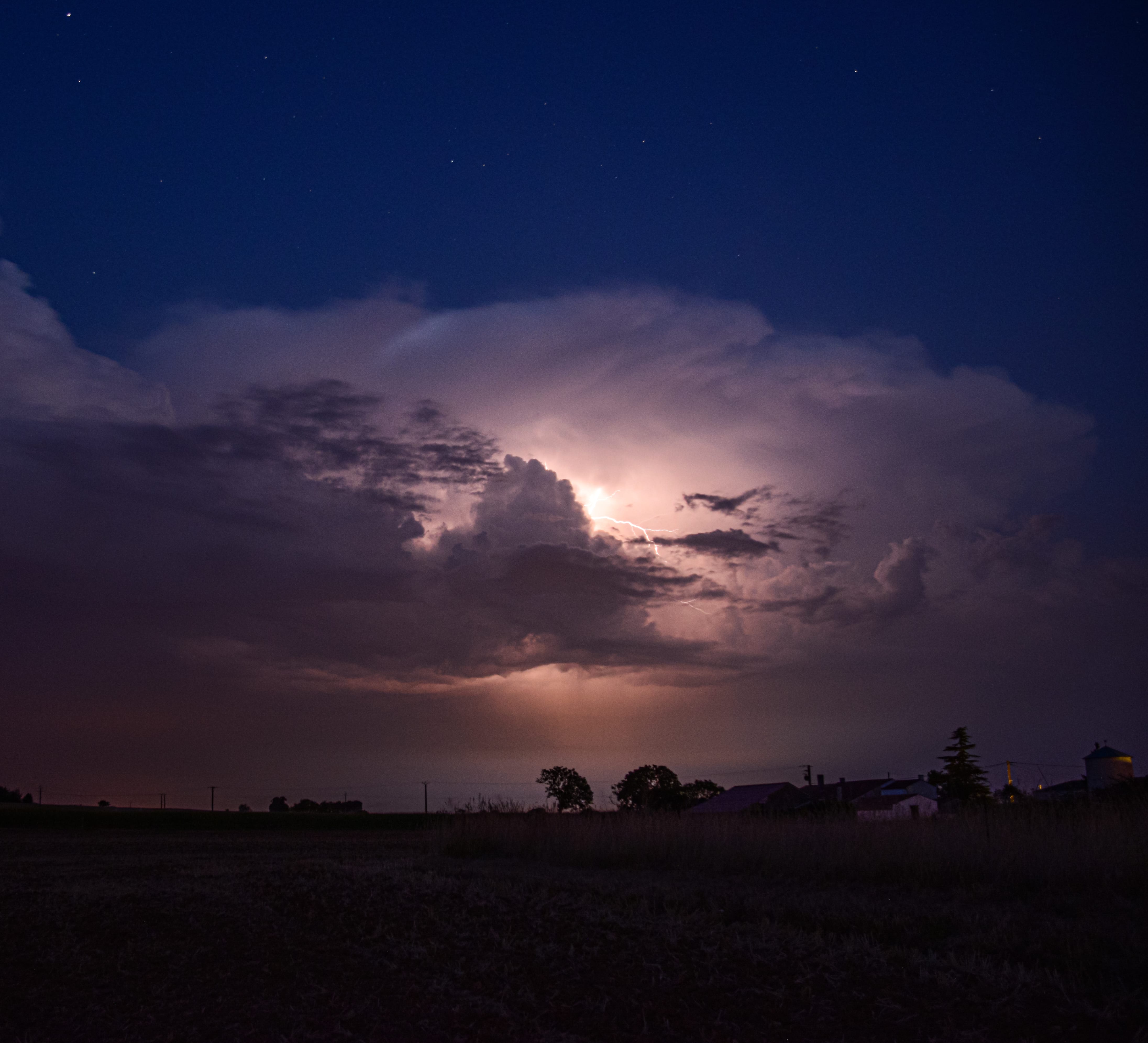 Magnifique orage à base élevée sur l’est de la Charente Maritime à la tombée de la nuit. Une cellule permis tant d’autres.. - 19/07/2022 23:00 - Jules Créteur