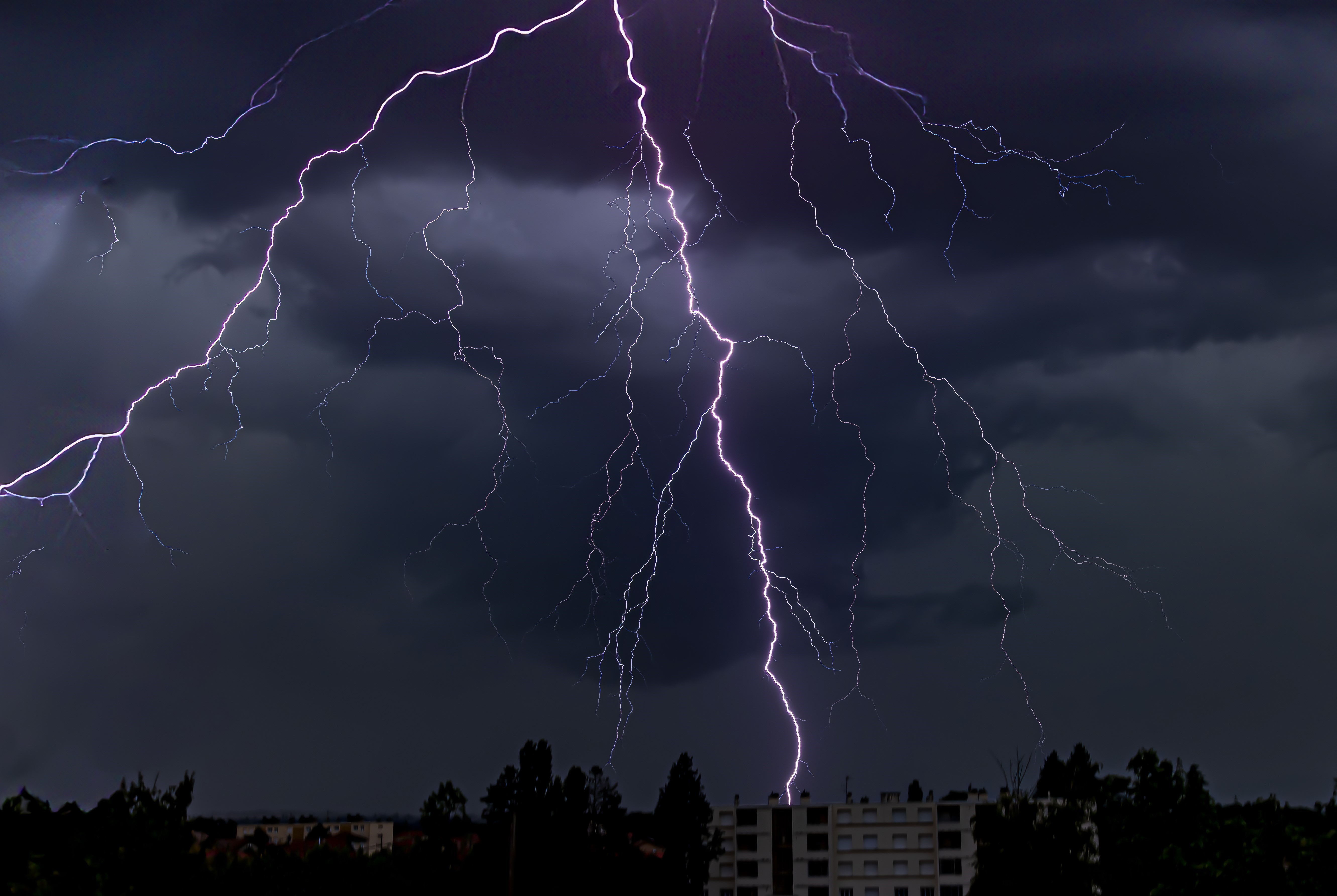 enfin un orage qui arrive  sur la région Roannaise de retour a mon poste .pour etre a l affût du moindre eclair ..
Matériel  Déclencheur Miops Smart +  avec Canon R6 / Sigma 24-105 f/4 : ( filtre Nd 16 )
Ouverture f/4,5 - distance 35 mm - vitesse 1/2 Seconde ISO 50 - 19/07/2025 09:04 - guy callet