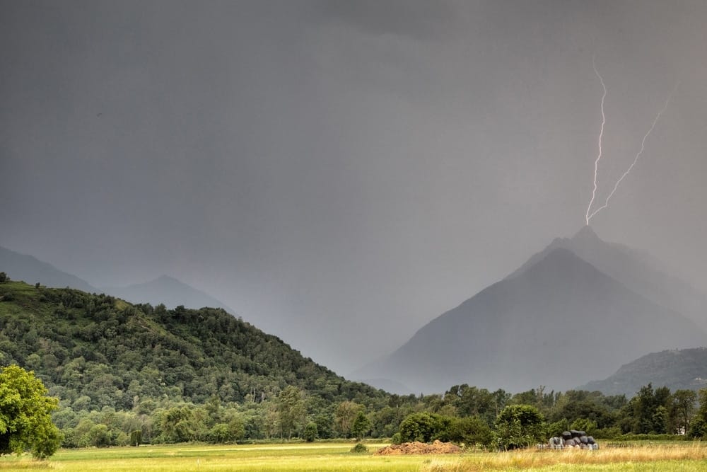 La foudre frappe doublement le Viscos qui culmine à 2141m. La croix plantée au sommet a dû avoir chaud ! un coup de chance pour un coup de foudre. Argelès Gazost Hautes Pyrénées.(photo oubliée dans la chasse à l'orage publiée) - 19/06/2022 20:45 - Photo Lum