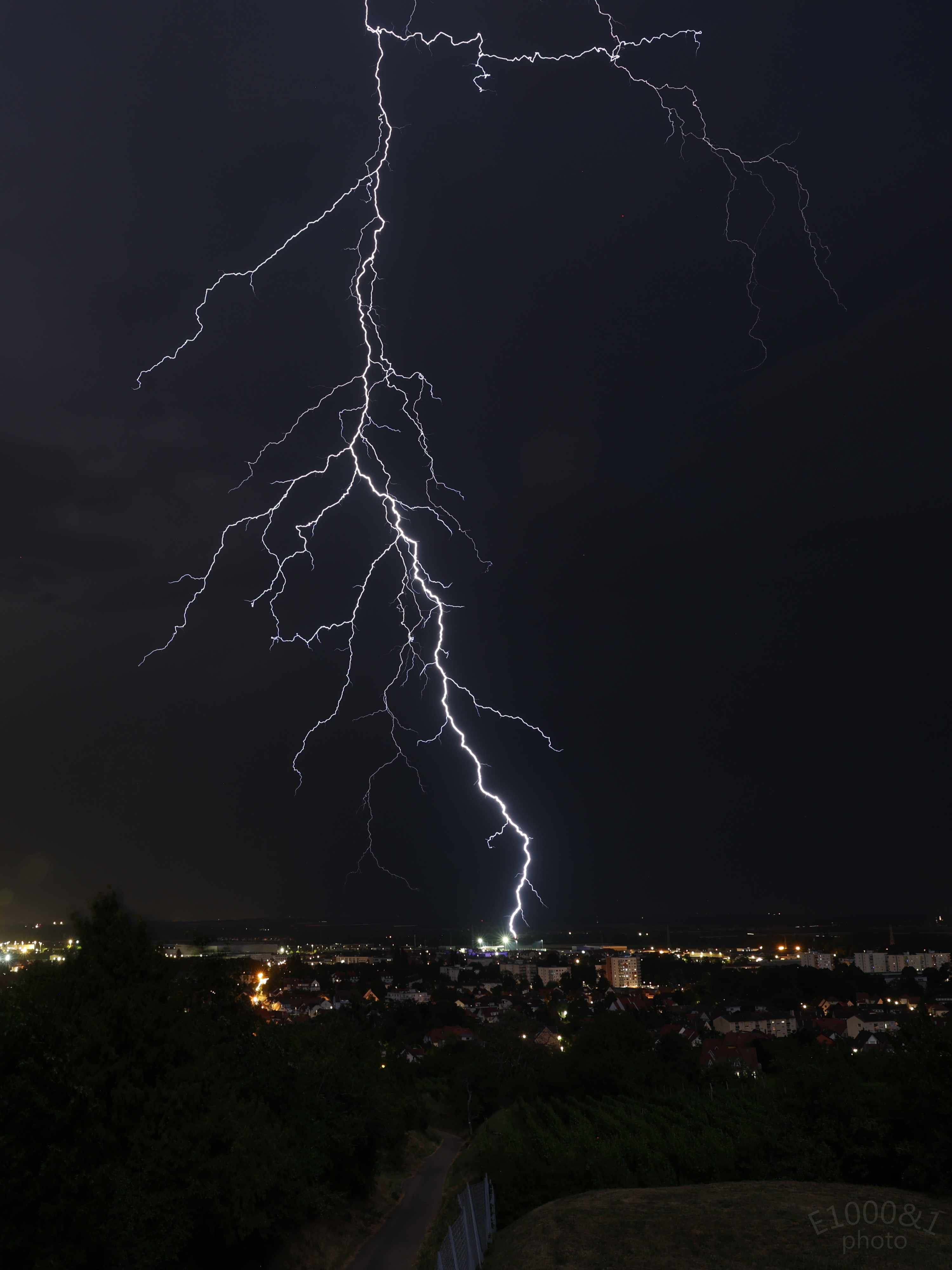 Éclair négatif lors de l'orage du 19/06/26 dans la plaine du Rhin (ici à Molsheim, Bas-Rhin) - 19/06/2026 22:49 - Emile Serra