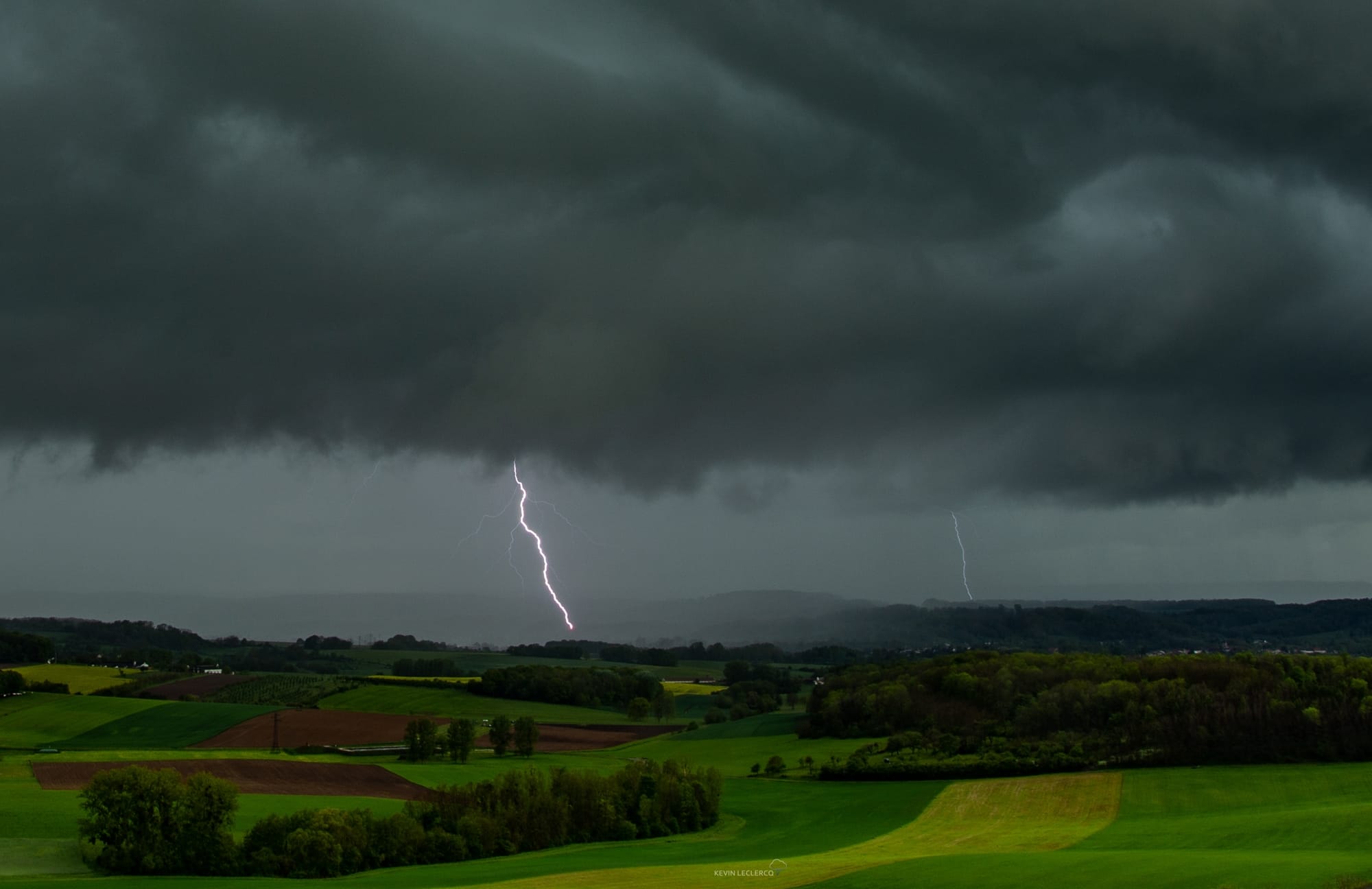 Journée orageuse a l'est de Nancy (54) avec plusieurs orages ! les 2 derniers auront été costaud avec grêle et foudre fréquente ! vue ici sur Dombasle sur Meurthe (54) - 19/05/2021 16:40 - Kevin Leclercq