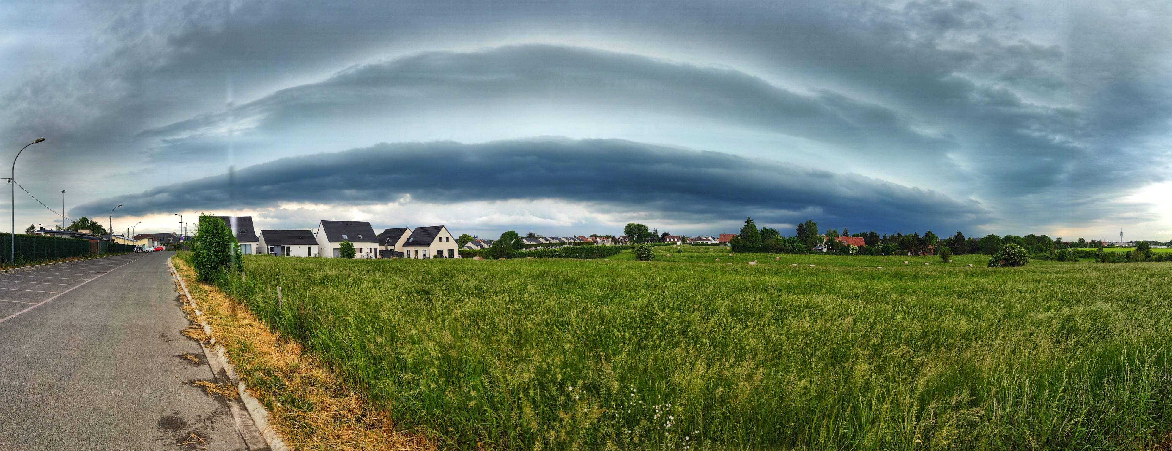 Arcus situé à l'avant d'un orage qui s'était déclenché à proximité d'Abbeville (80), orage qui a tout juste effleuré Amiens. Photo prise depuis Camon à 10h08. - 19/05/2022 10:08 - BURJES Louka