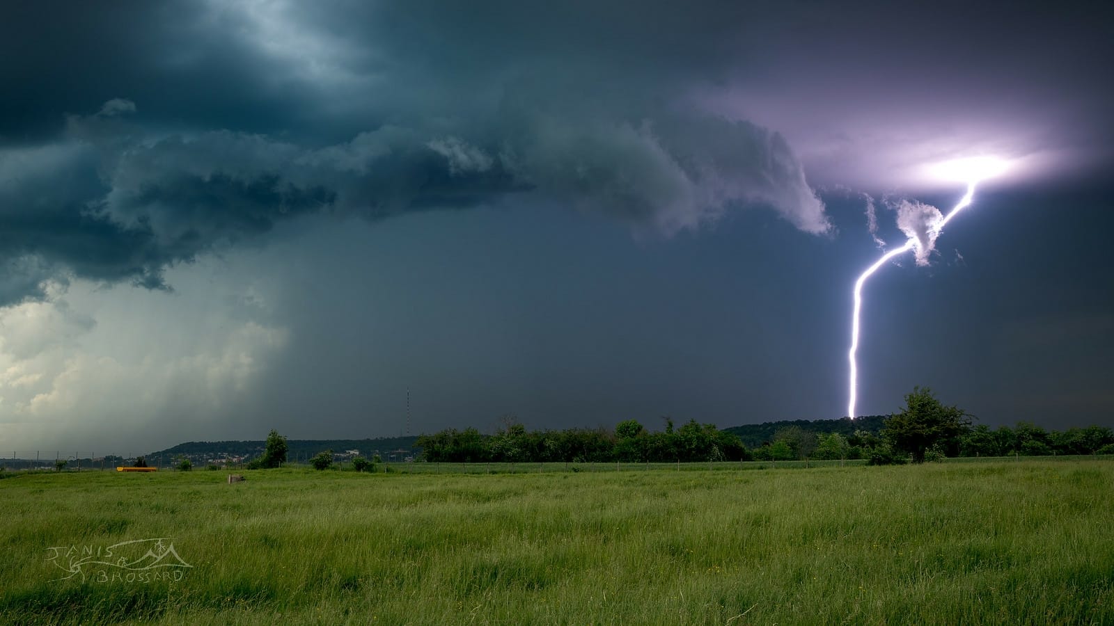 19 mai 2022 , 

Orage isolé se structurant assez vite  à proximité de Nancy avec de rares coup de foudre dont un dernier , un positif qui illuminera la base de ce dernier ! - 19/05/2022 15:45 - Janis Brossard