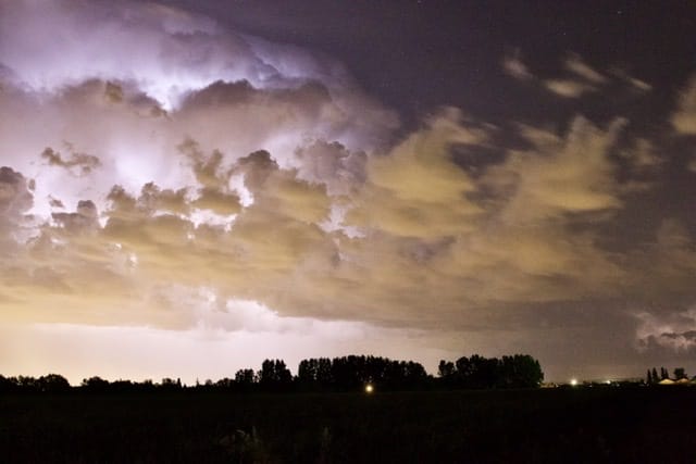 Orage modéré durant la nuit du jeudi 19 mai sur le secteur de Bethune. - 19/05/2022 02:34 - Pierre Pierron