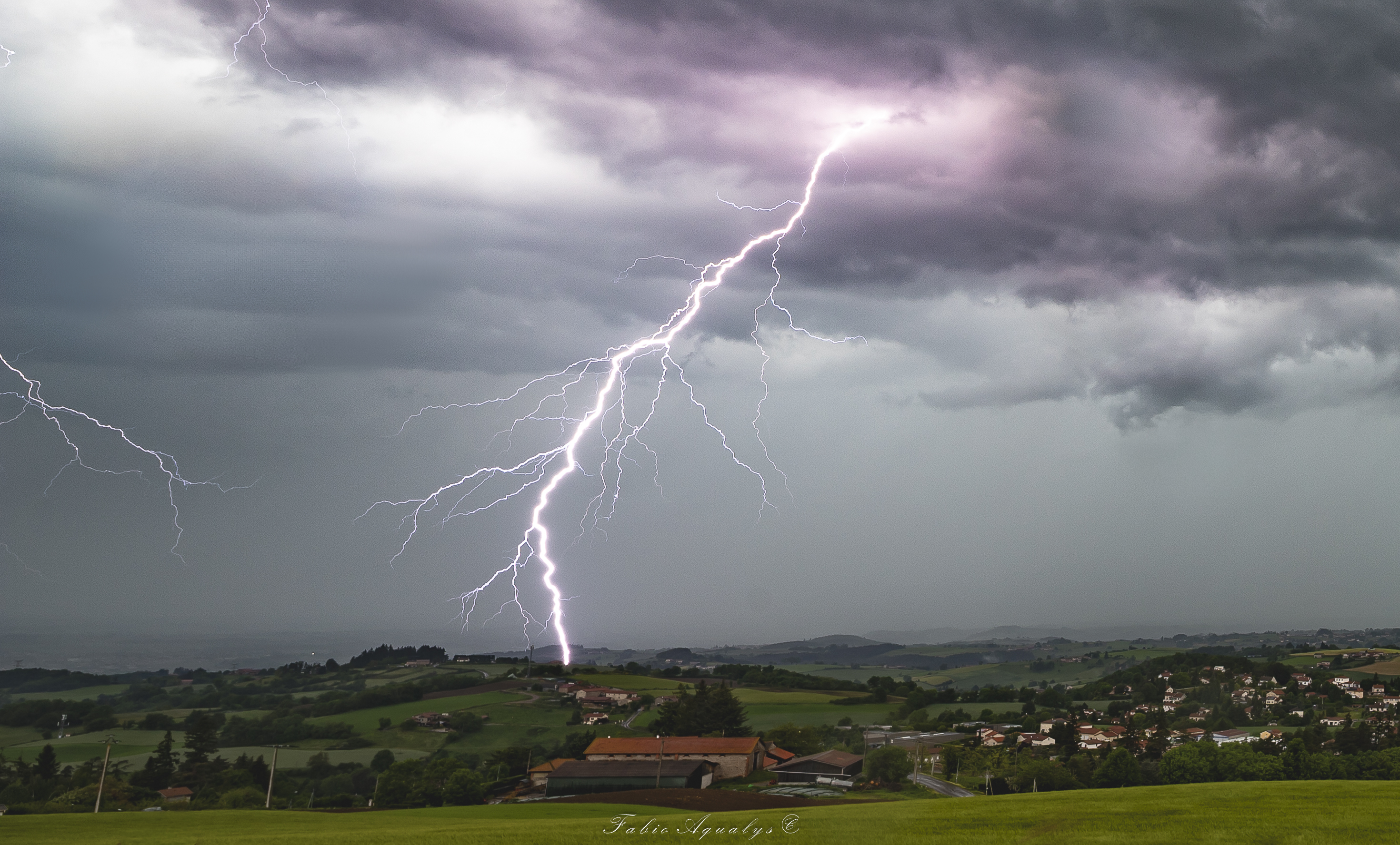 Orages au nord de Saint-Étienne en fin d'après-midi, quelques impacts de foudre en air sec assez proches. - 19/05/2025 17:30 - Fabio Aqualys