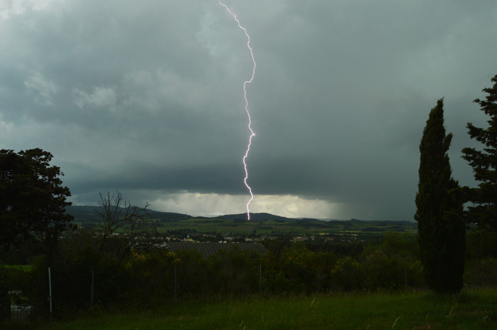 Impact de foudre pendant l'orage du Lundi 19 Mai 2025 sur le Carcassonnais, en direction de Cazilhac. - 19/05/2025 19:01 - JASON BES