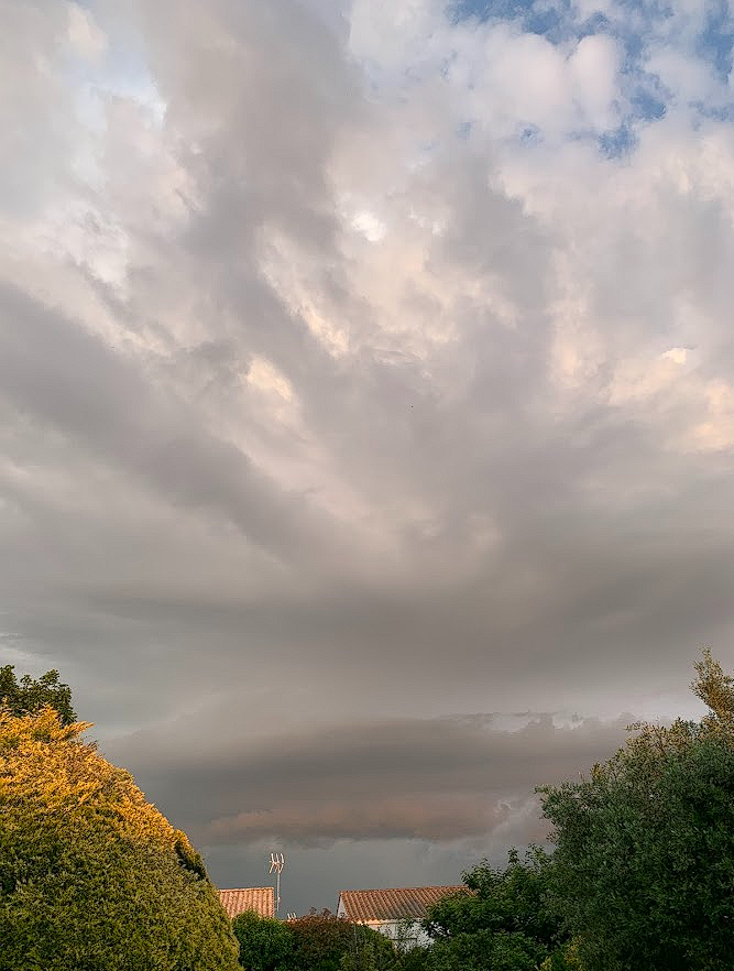 Une cellule orageuse statique s'est formé vers 19h50 au nord de Saint Jean d'Angely (charente maritime) et a déversé 80mm environ en 1h15, on voit ici l'arcus s'approchant. - 19/05/2025 20:00 - Noir Gabriel