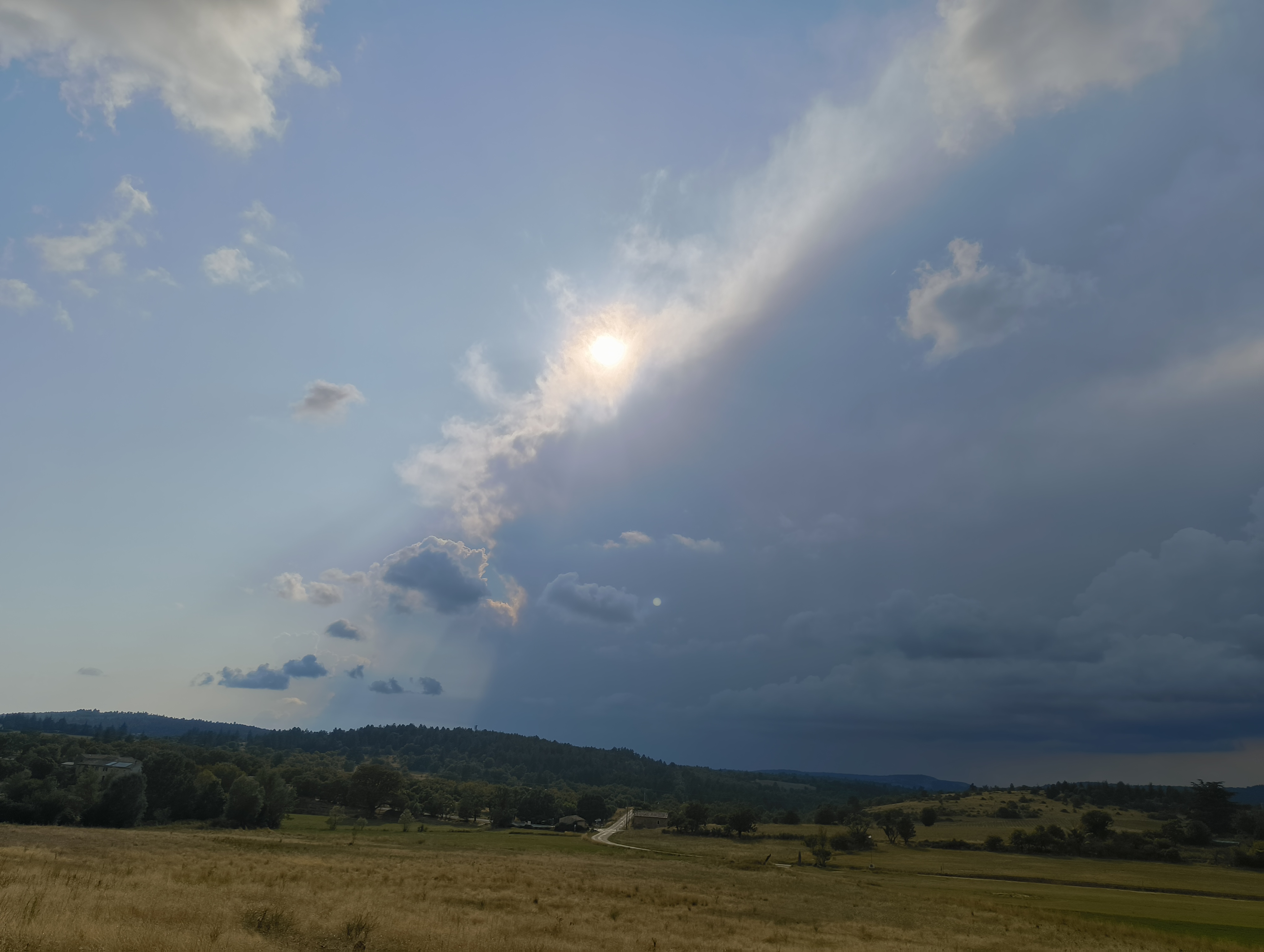 Cellule orageuse fendant le soleil en deux, au dessus de Carpentras le mercredi 20 août fin d'après midi, progressant en direction du Luberon, vue depuis Saint-Jean de Sault, en dessous du plateau d'Albion. - 20/08/2025 17:30 - Tommy CELLIER