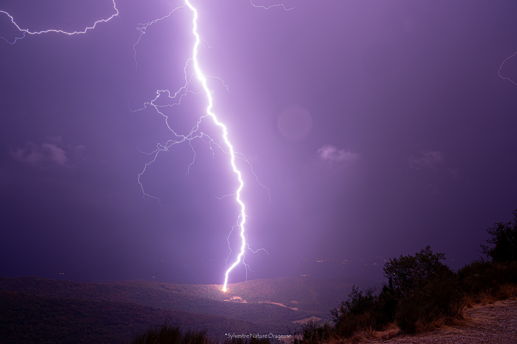 Il est 1 h 06 du matin quand l'un des plus gros impacts de la soirée, et l'un des plus près, tombe sur les hauteurs de Combovin - 20/08/2026 01:06 - johan sylvestre