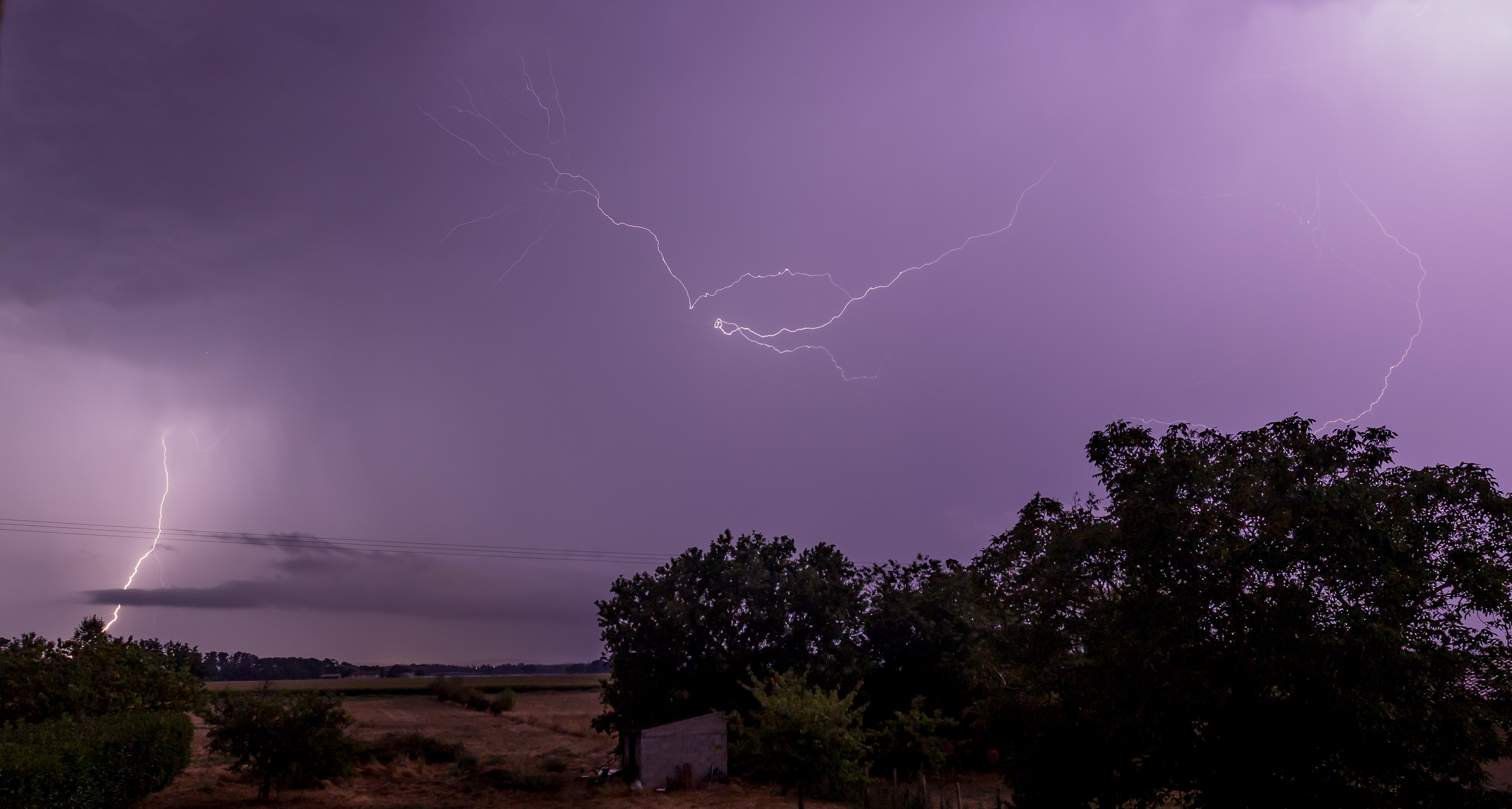 Photo tard dans la nuit depuis la chambre vue sur l'Ariège avec un impact sur la gauche - 20/08/2026 02:00 - Jean Philippe Pech
