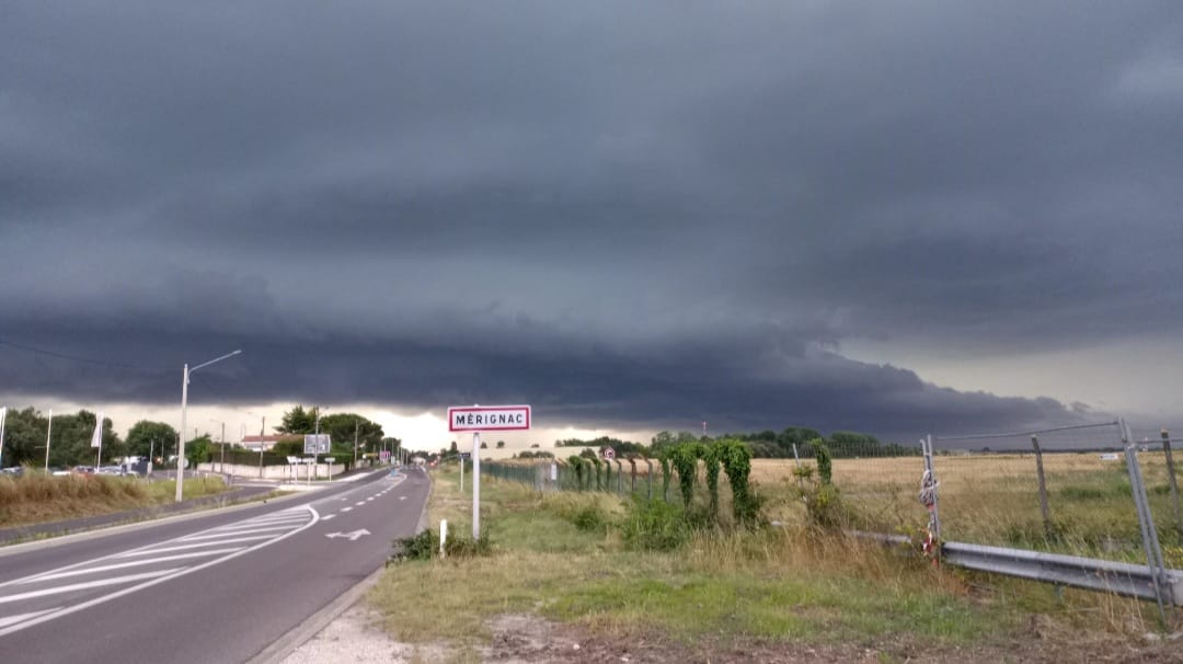 Arrivée de l'orage sur l'aéroport de Me?ignac (zone Beutre). 
Aspect verdâtre sur la partie droite de la cellule correspondant aux zones les plus touchées par les grêlons.

Touché quelques minutes plus tard par des grêlons de tailles inférieures aux autre zones (~2cm). - 20/06/2022 21:10 - Aurelien Poissonnier