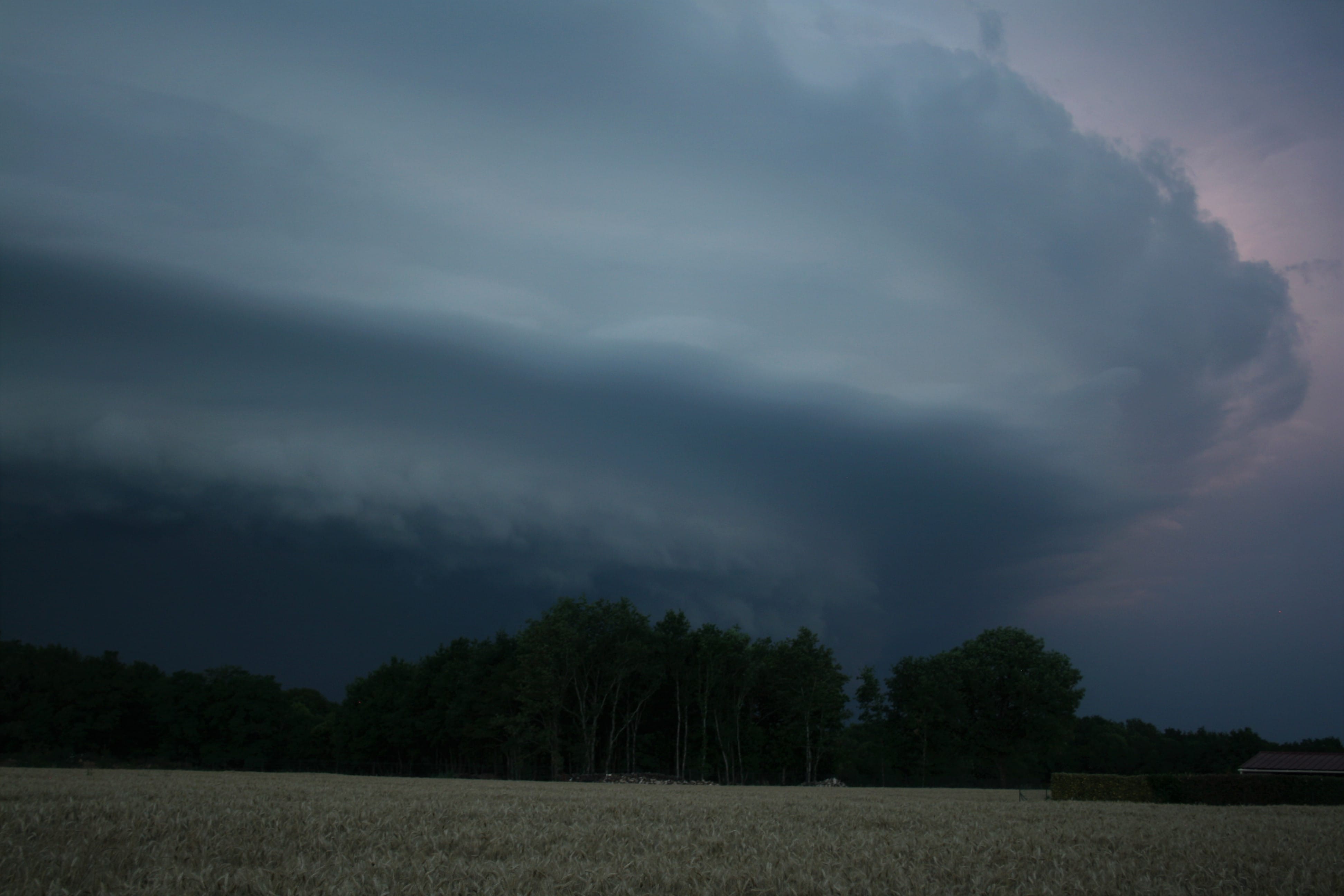 orage multicellulaire du 20/06/2022  en Terres-de-Haute-Charente - 20/06/2022 21:47 - laurent nicot