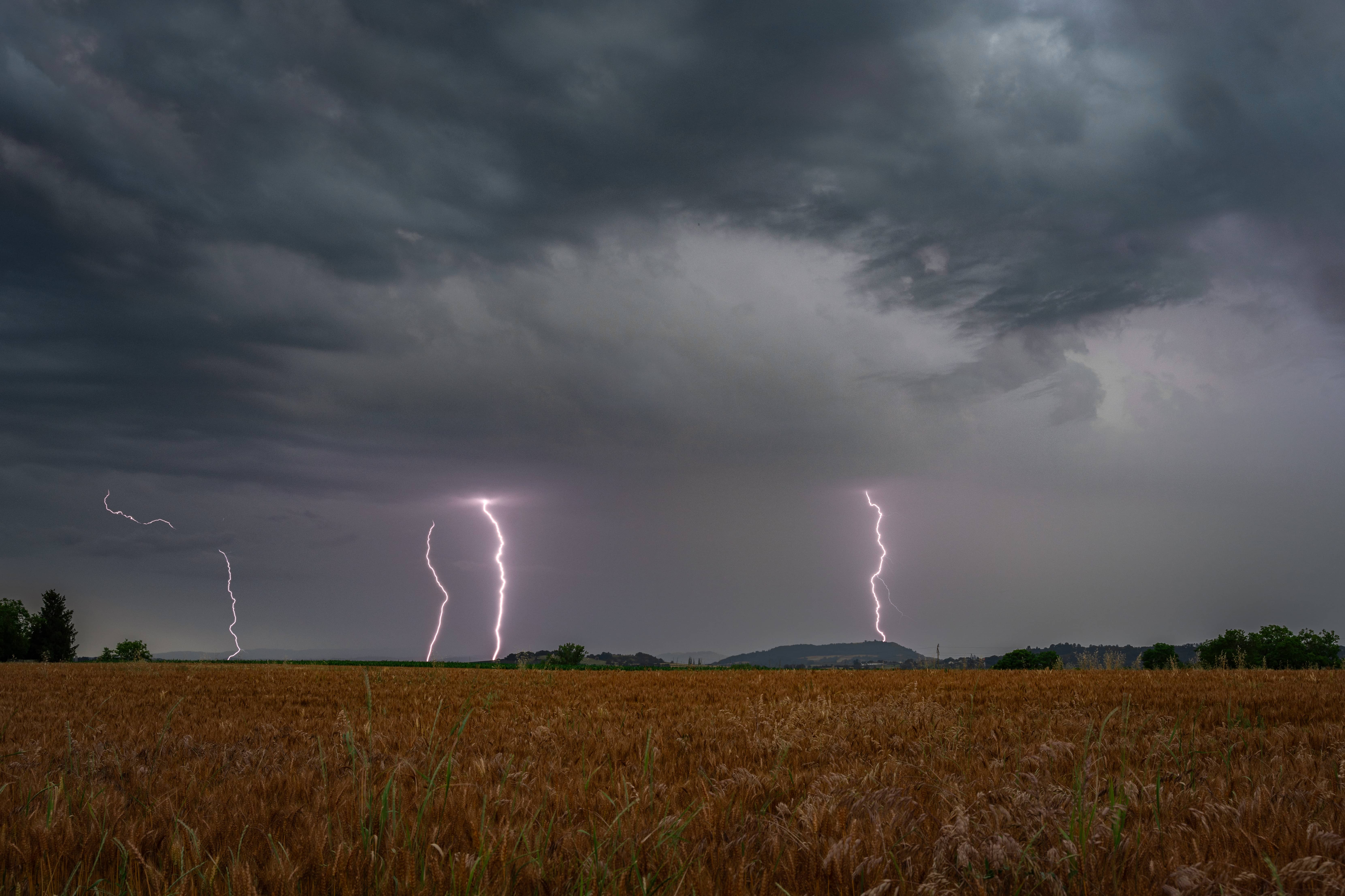 Pluie de foudre sur la plaine de la limagne (Auvergne) - 20/06/2023 19:00 - Bastien Jourfier