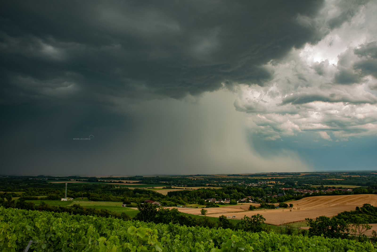 Cas d'école de Microrafale sous les orages d'hier dans la Marne du coté de Vitry-en-Perthois, nous avons pu en observé plusieurs, celle-ci étant la plus marqué ! pour rappel les microrafales peuvent être a l'origine de vent très violent ! - 20/06/2026 18:00 - Kevin Leclercq
