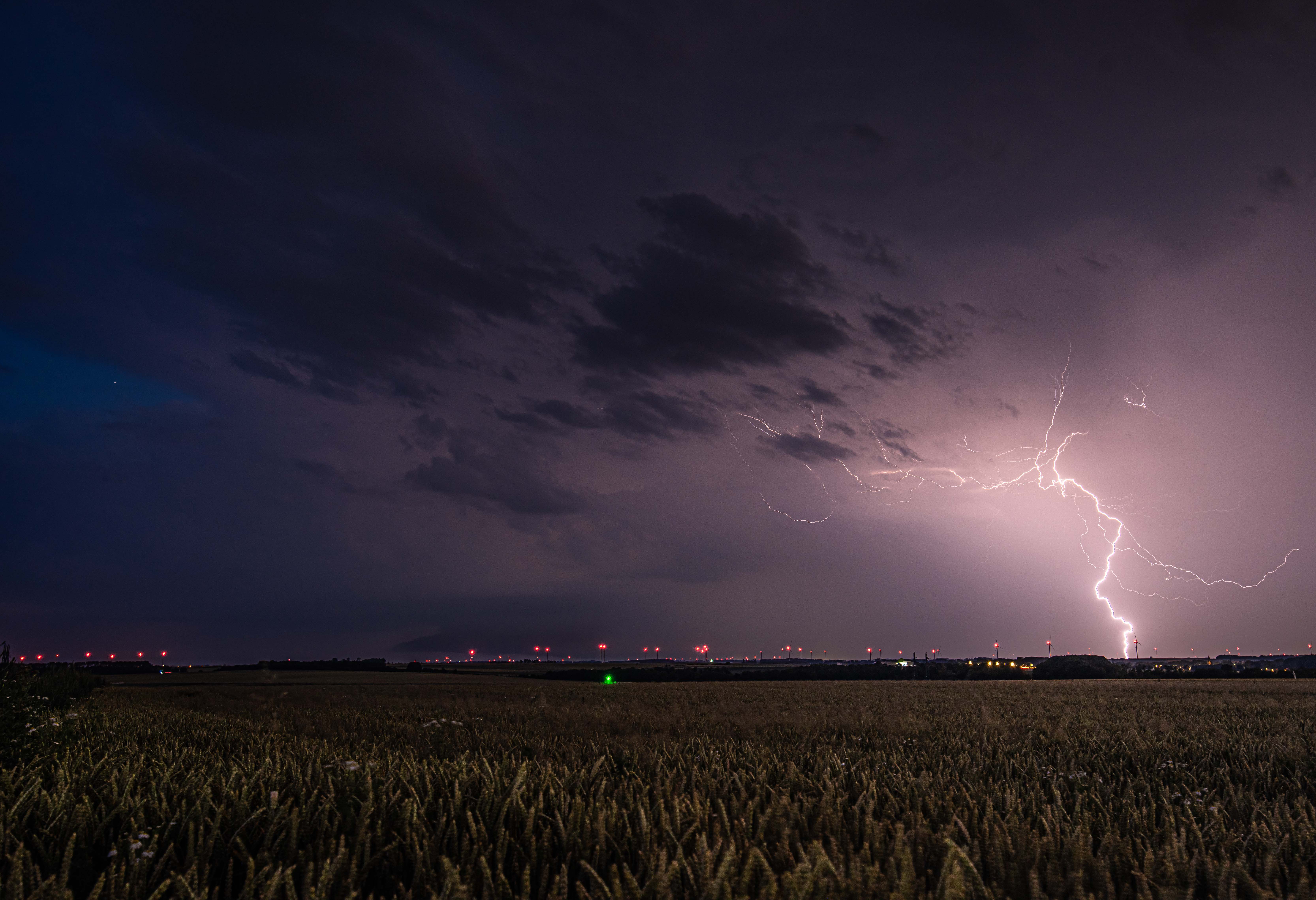 Puissant orage supercellulaire en approche au sud ouest de Cambrai (59). Le mesocyclone se dessine au loin, tandis que de nombreux impacts de foudre frappent à droite de la structure. - 20/06/2026 23:00 - Jules Creteur