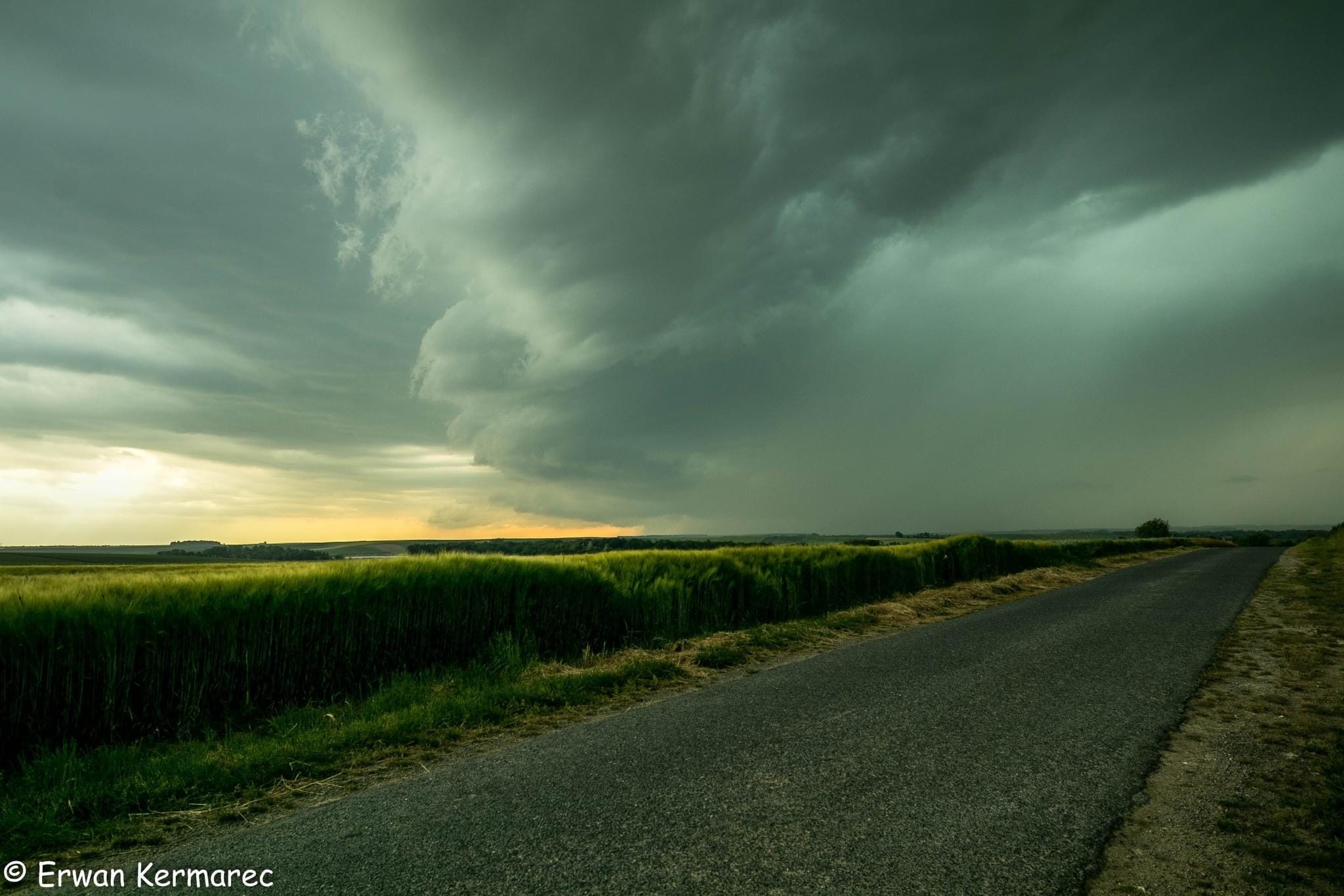 Dégradation orageuse intéressante hier dans le Nord-Est de la France. Supercellule HP (high precipitation) entre Chalons en Champagne et Verdun. - 20/05/2022 17:00 - Erwan Kermarec