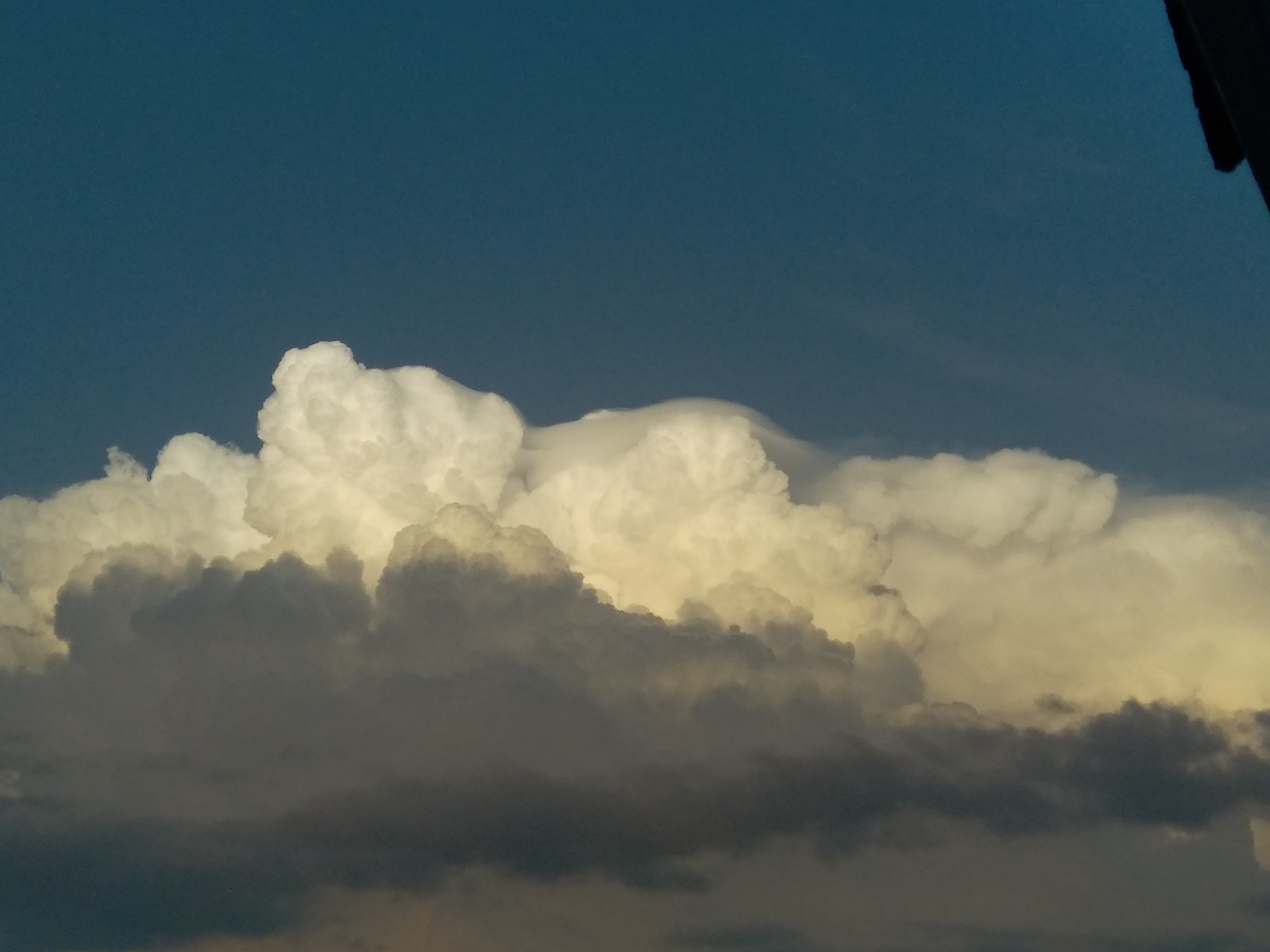 Nuage pileus au dessus du cumulonimbus passé sur la vallée de la Baïse. Photo prise depuis Nogaro (32). - 20/09/2025 19:45 - Gaëtan NIZAN