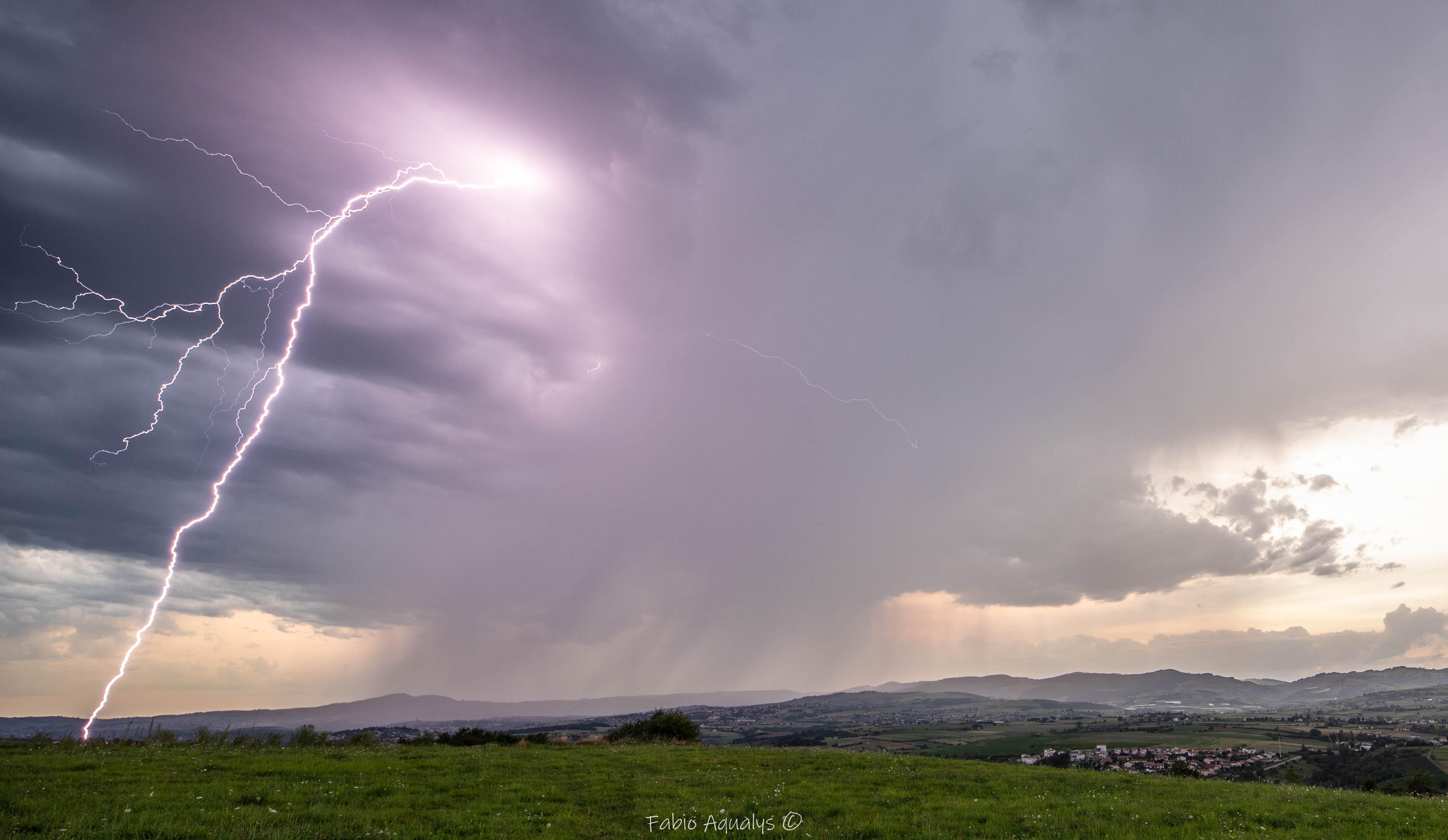Foudre extra-nuageux sous un faible orage très peu électrique, sur le Gier depuis Trèves (69). - 21/08/2021 20:20 - Fabio Aqualys