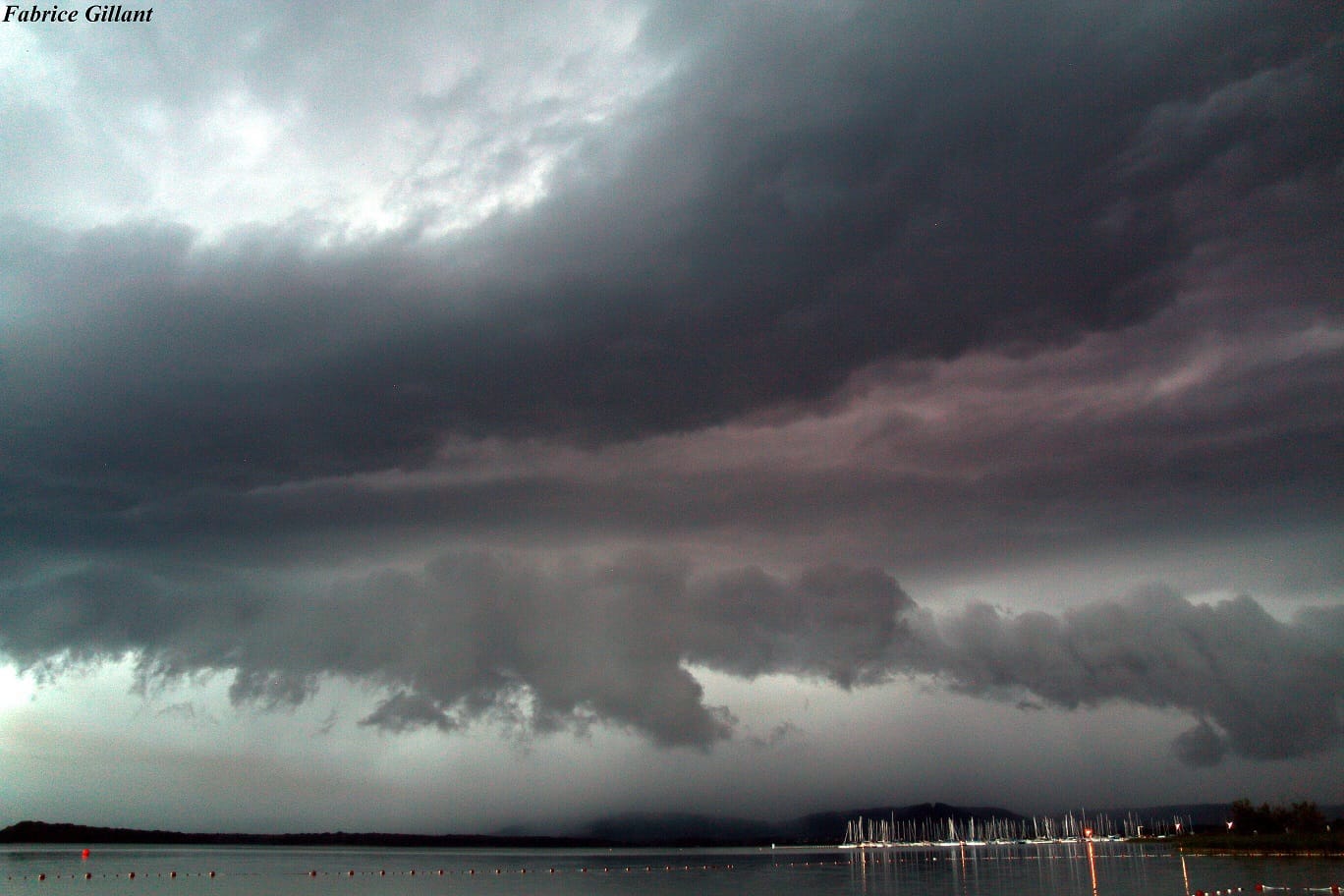 Bonjour tout le monde en ce dimanche 22 août 2021 bien rentré du Lac de Madine après la violente tempête samedi 21/08/2021 soir  qui aura frappé le Lac de Madine Heudicourt et Nonsard ou de gros dégât son visible en photo toutes les activités du site de Madine son annulé ce dimanche, c’est un vrai désastre, je me suis réfugié dans un recoin d’un bâtiment lors de la tempête avec une micro-rafale puissance estimée de 110/130 kilomètres. Puis j’ai donc rejoint l’équipe du parc aquatique pour sauver les meubles et ramenée sur le site ce qui c’est envolée rentrée à 01 h 00 est gros travail à Madine de réparation et réinstallation du parc envolée et beaucoup de rangement au parc aquatique et autre l’accro branche et ravagée d’Heudicourt. Pour l’instant, aucune victime n'est signalée, mais le jour et arrivée donc je vais faire une vidéo de ce carnage. https://www.facebook.com/media/set/?vanity=fabricegillant&set=a.1649569448573149 - 21/08/2021 20:30 - Gillant Fabrice