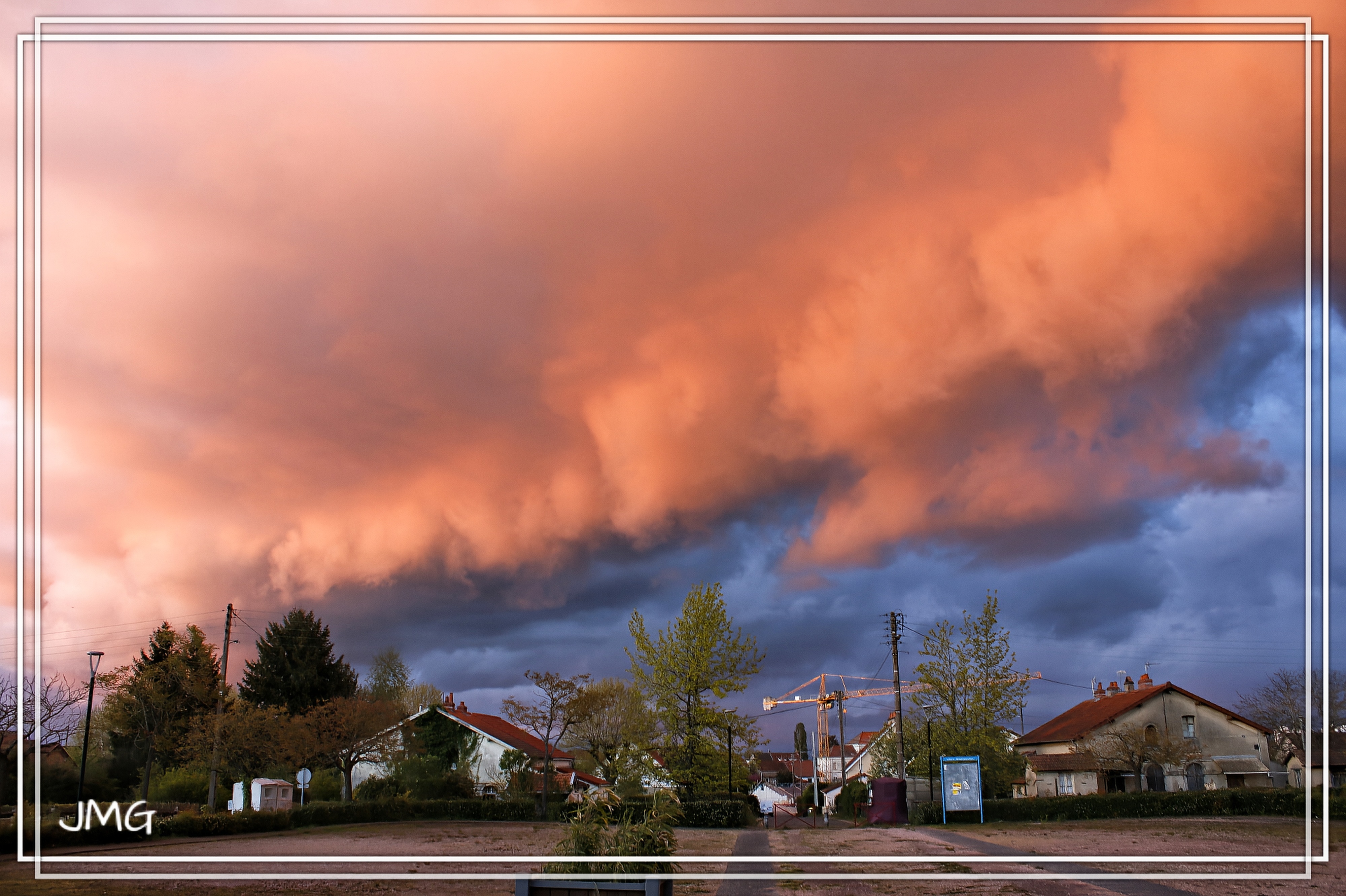 Le ciel s'est embrasé hier soir au dessus de Montceau-les-mines dans le 71.. - 21/04/2024 20:30 - Jean Marc Guinot