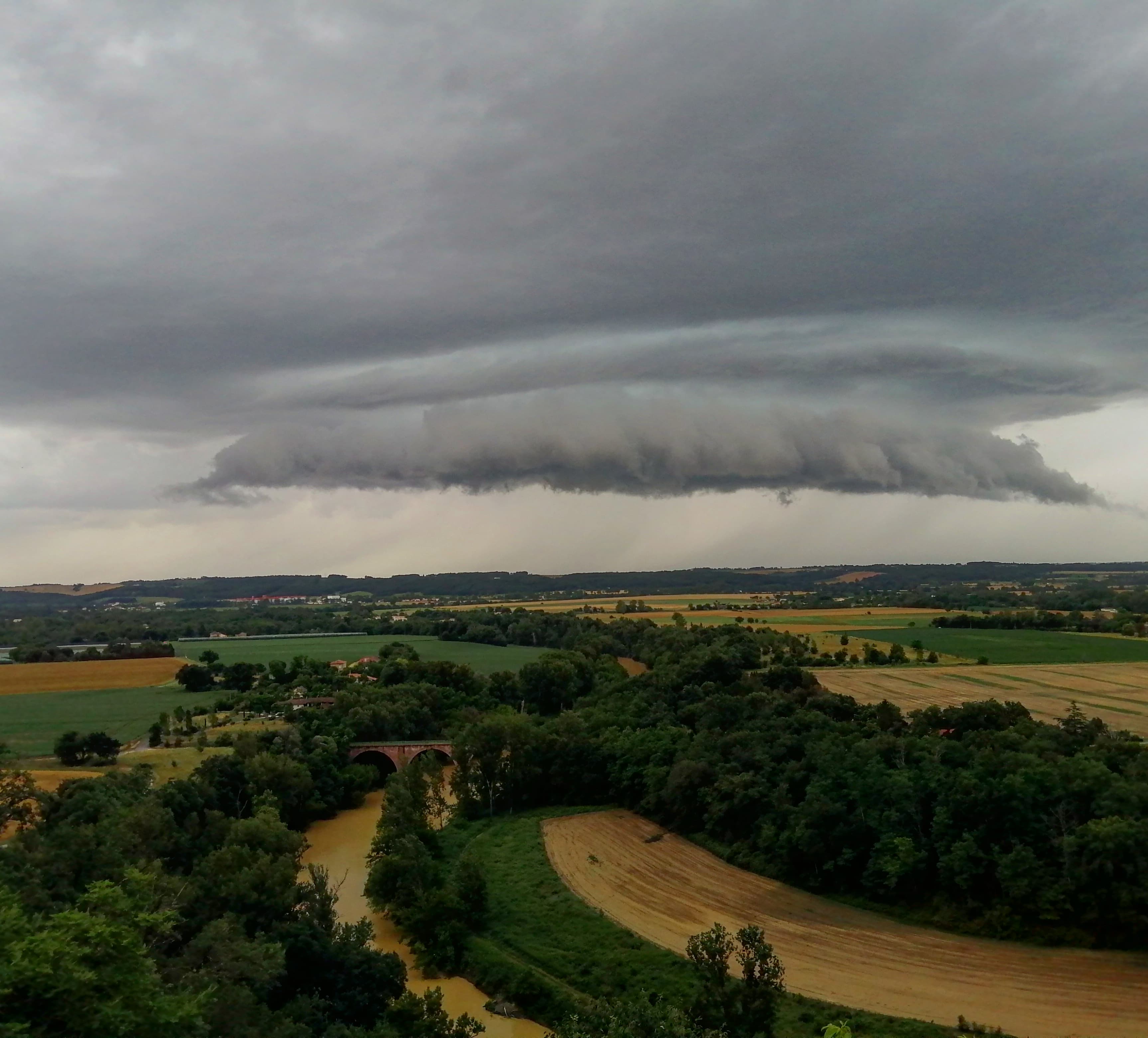 Nuage mur en rotation au sud ouest de Giroussens - 21/06/2021 16:36 - Pierre Bonnel