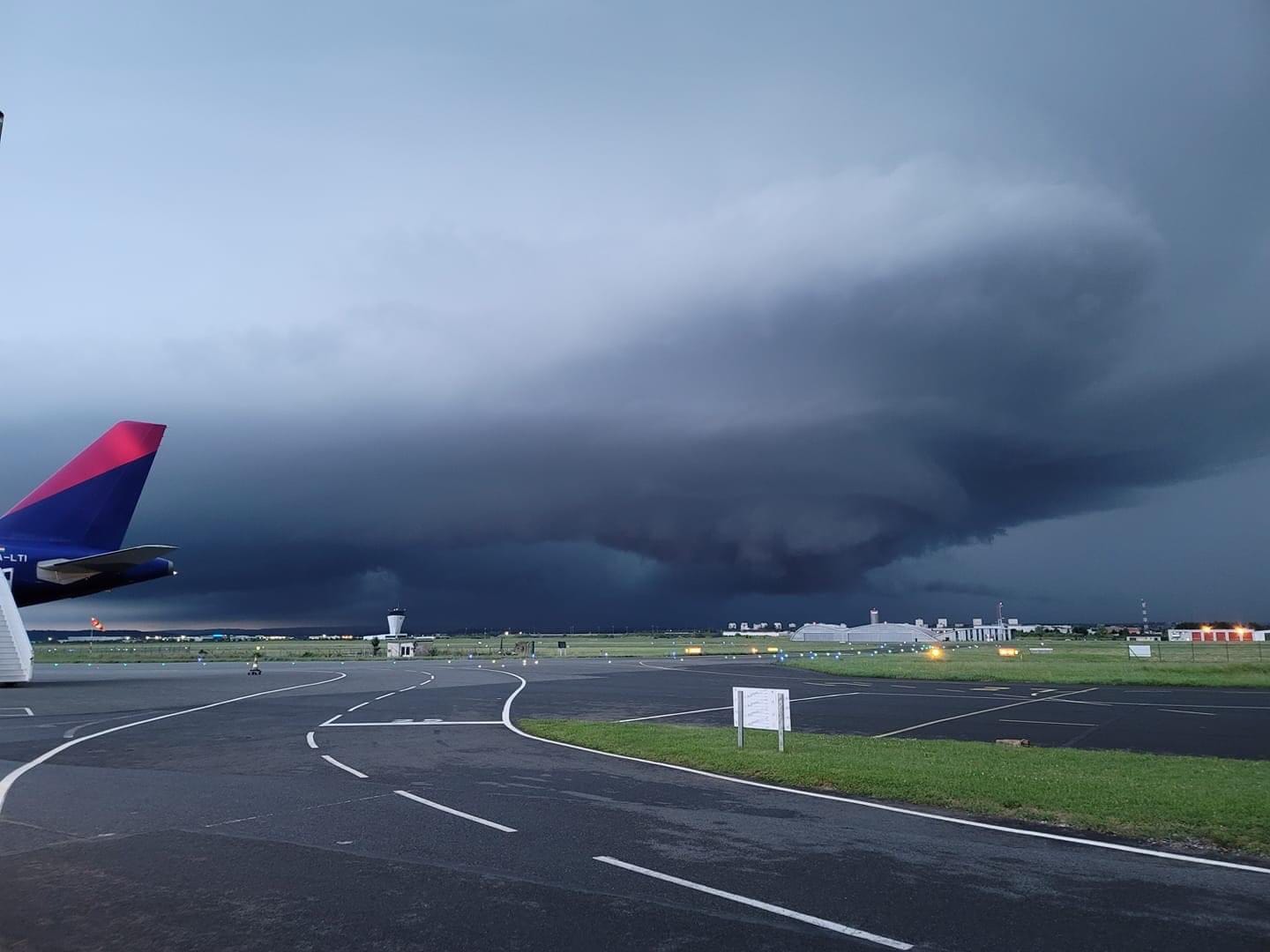 Supercellule stationnaire à l’aéroport Beauvais/Tillé - 21/06/2021 21:00 - Picardie Météo