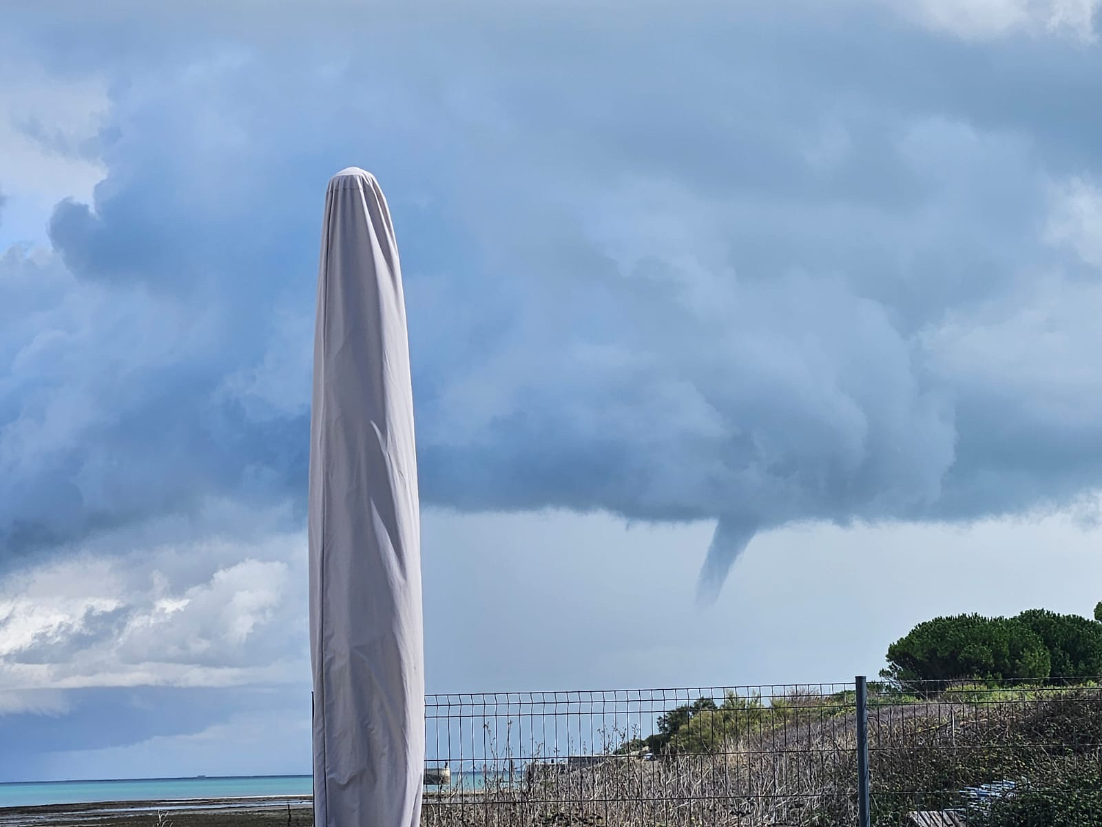 Je pense avoir photographié le début d’une trombe marine cet après-midi vers St Martin de Ré.  Ce phénomène ne s’est pas plus développé que sur la photo. - 21/09/2025 13:00 - Sophie Sury