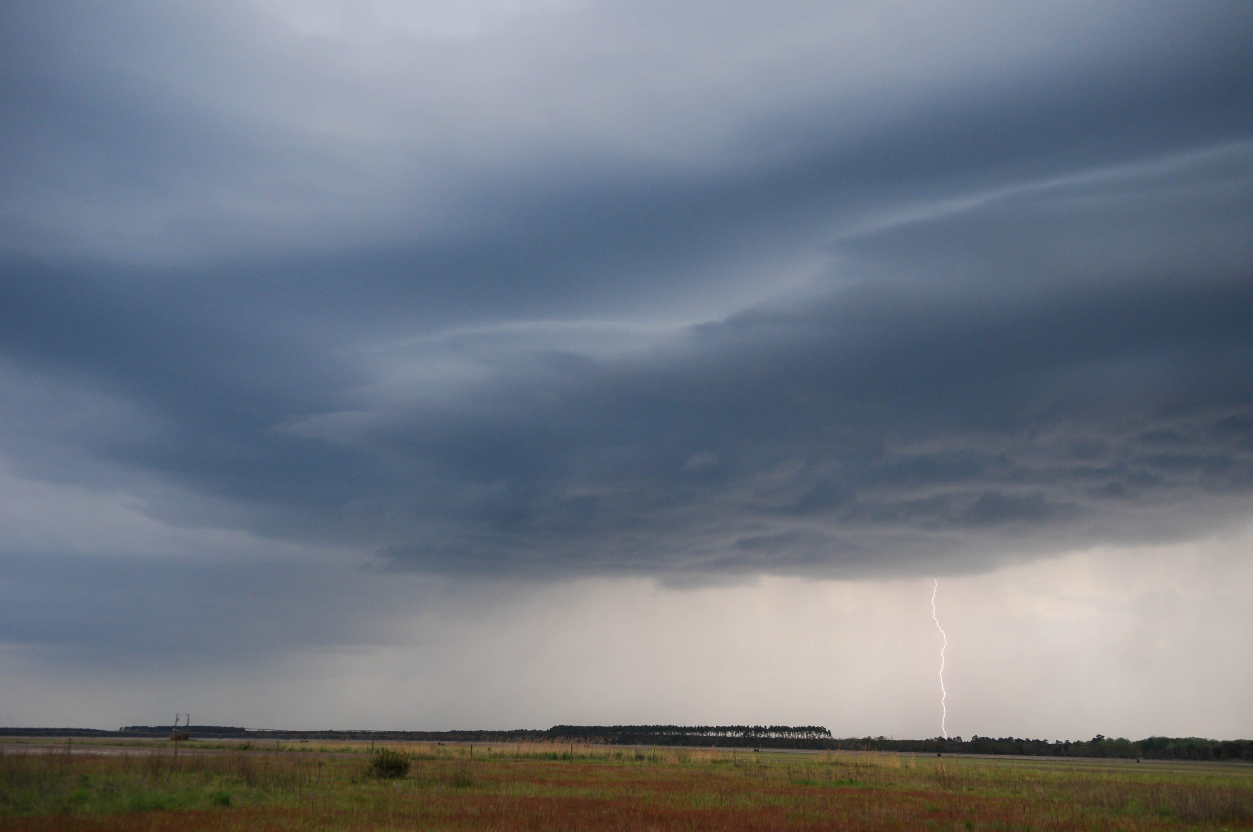 Arrivé de la dégradation orageuse hier soir sur le médoc (Lacanau) avec cette petite cellule - 22/04/2022 19:30 - Julien Georget