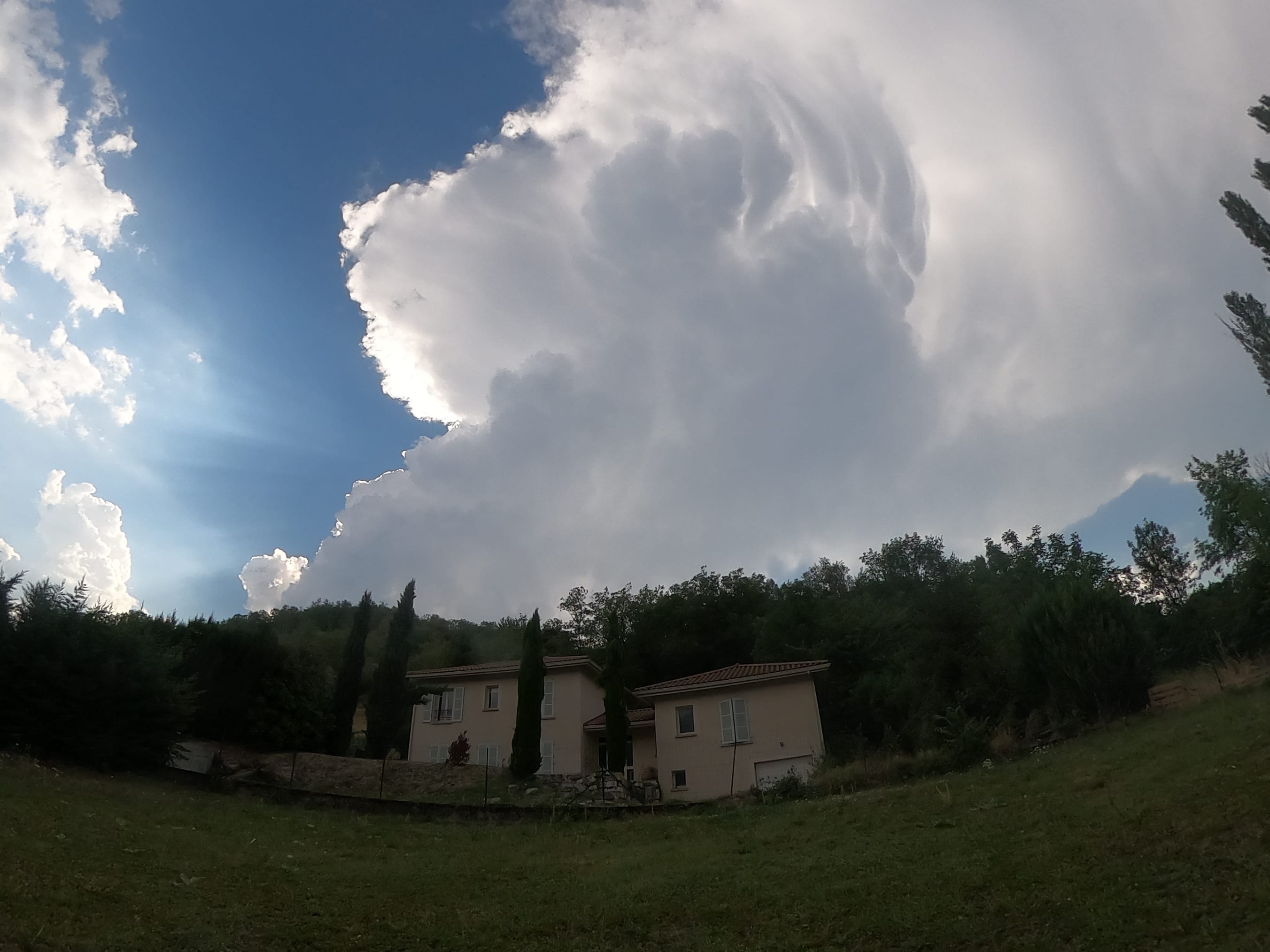 Cumulonimbus bien formé aux abords du Vercors vers 18h - 22/07/2022 17:53 - Aymen Benbadis