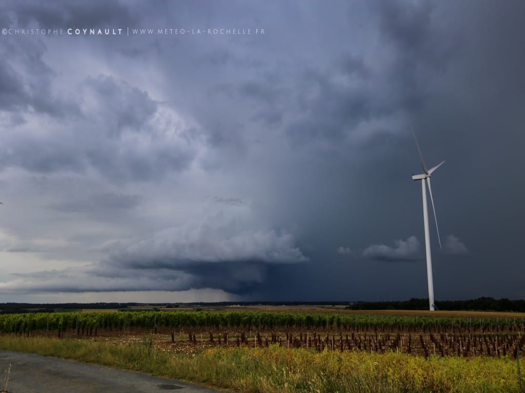 Forte cellule prenant naissance à l'avant du système orageux qui était déja en place vers La Rochelle. Cette cellule prendra naissance dans sa partie Sud avec rotation et légère déviation entre Rochefort et Saintes. De gros impacts sont tombés à plusieurs reprises sur la bordure droite du mésocyclone. - 22/06/2021 17:45 - Christophe Coynault