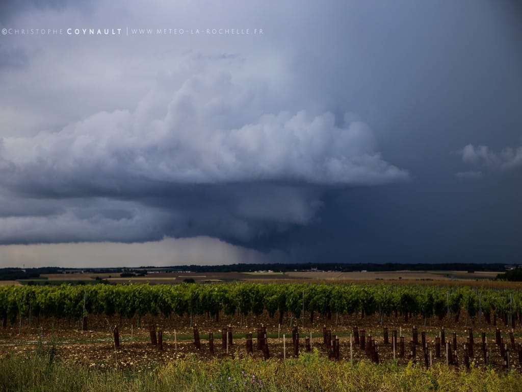 Forte cellule prenant naissance à l'avant du système orageux qui était déja en place vers La Rochelle. Cette cellule prendra naissance dans sa partie Sud avec rotation et légère déviation entre Rochefort et Saintes. De gros impacts sont tombés à plusieurs reprises sur la bordure droite du mésocyclone. - 22/06/2021 17:45 - Christophe Coynault