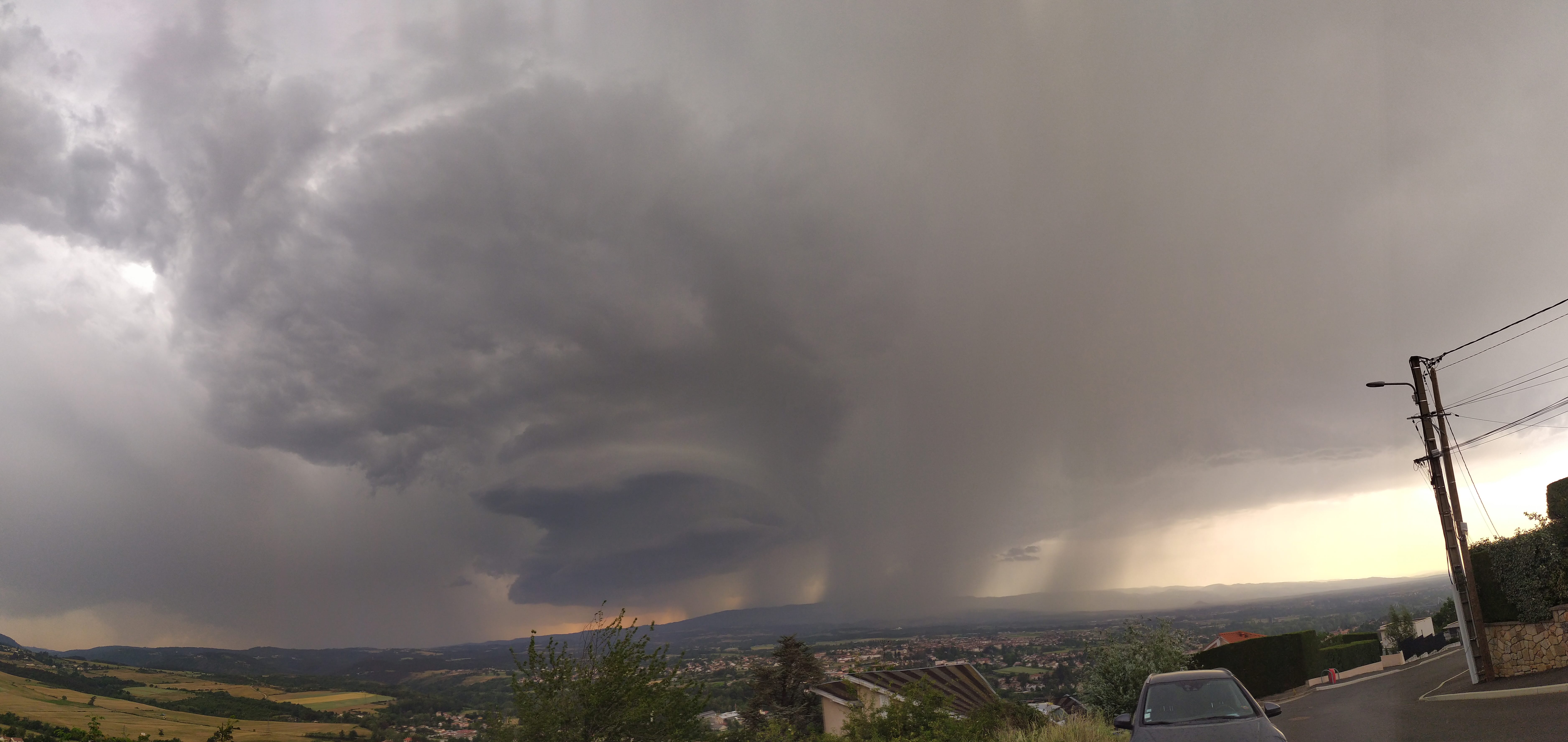 Probable supercellule dans la Loire - Photo prise depuis St Just St Rambert vers l'Ouest. - 22/05/2022 17:43 - Terrana Thierry