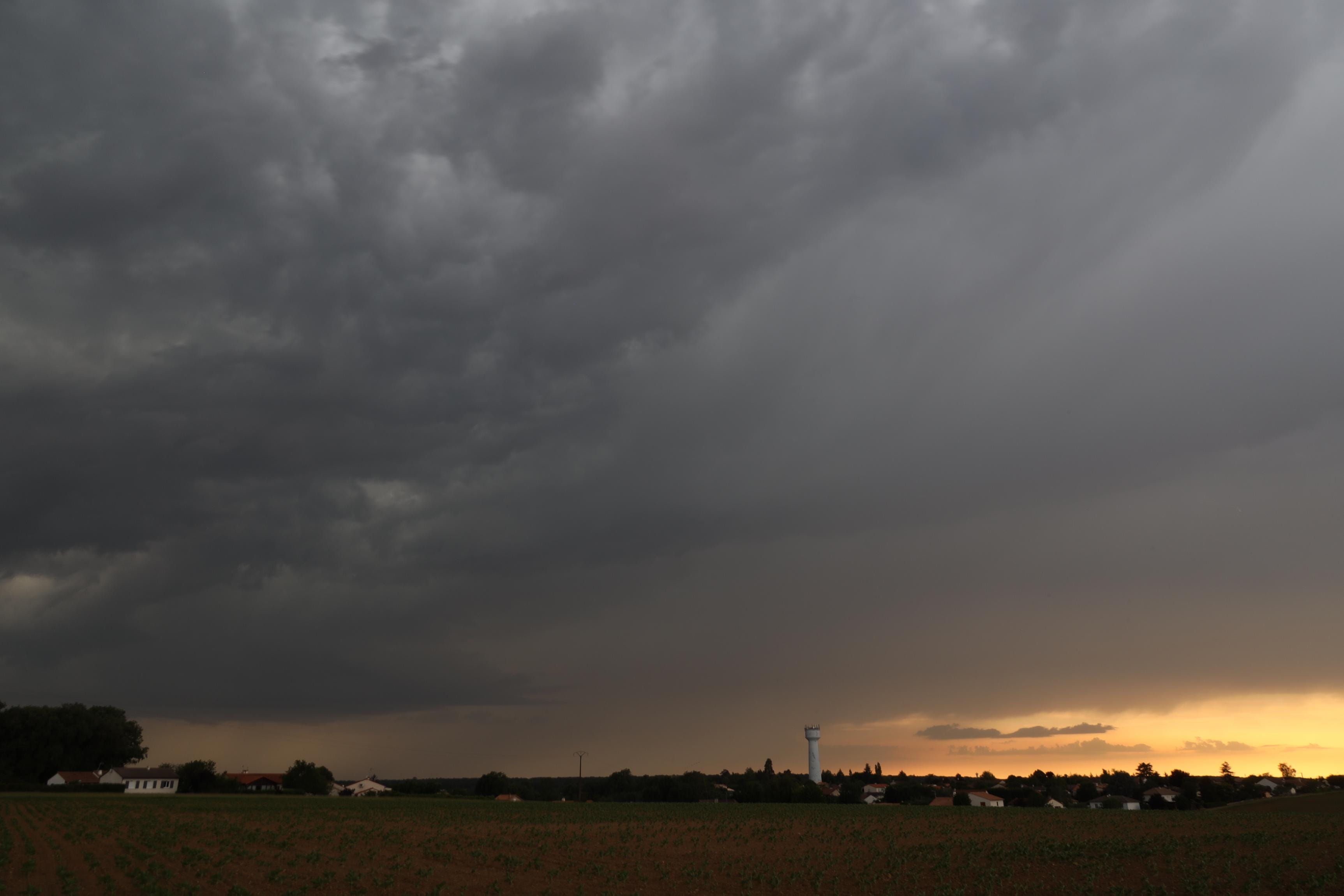 Arrivée de l'orage sur Smarves (Vienne) - 22/05/2022 20:31 - Xavier BENOIT