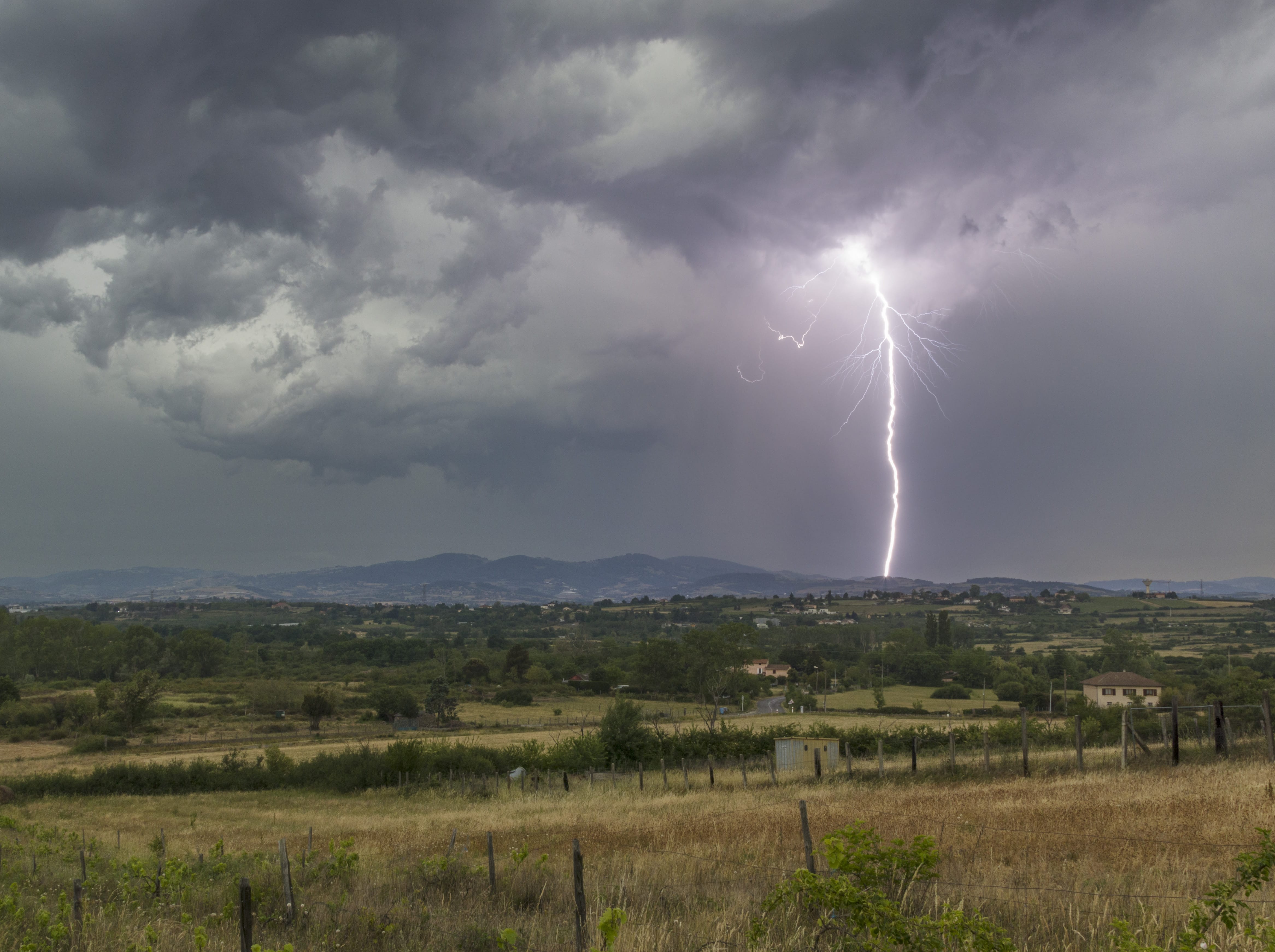 Orage très esthétique dans le Rhone au nord ouest de Givors depuis Montagny le bourg. - 22/05/2022 20:00 - frederic sanchis