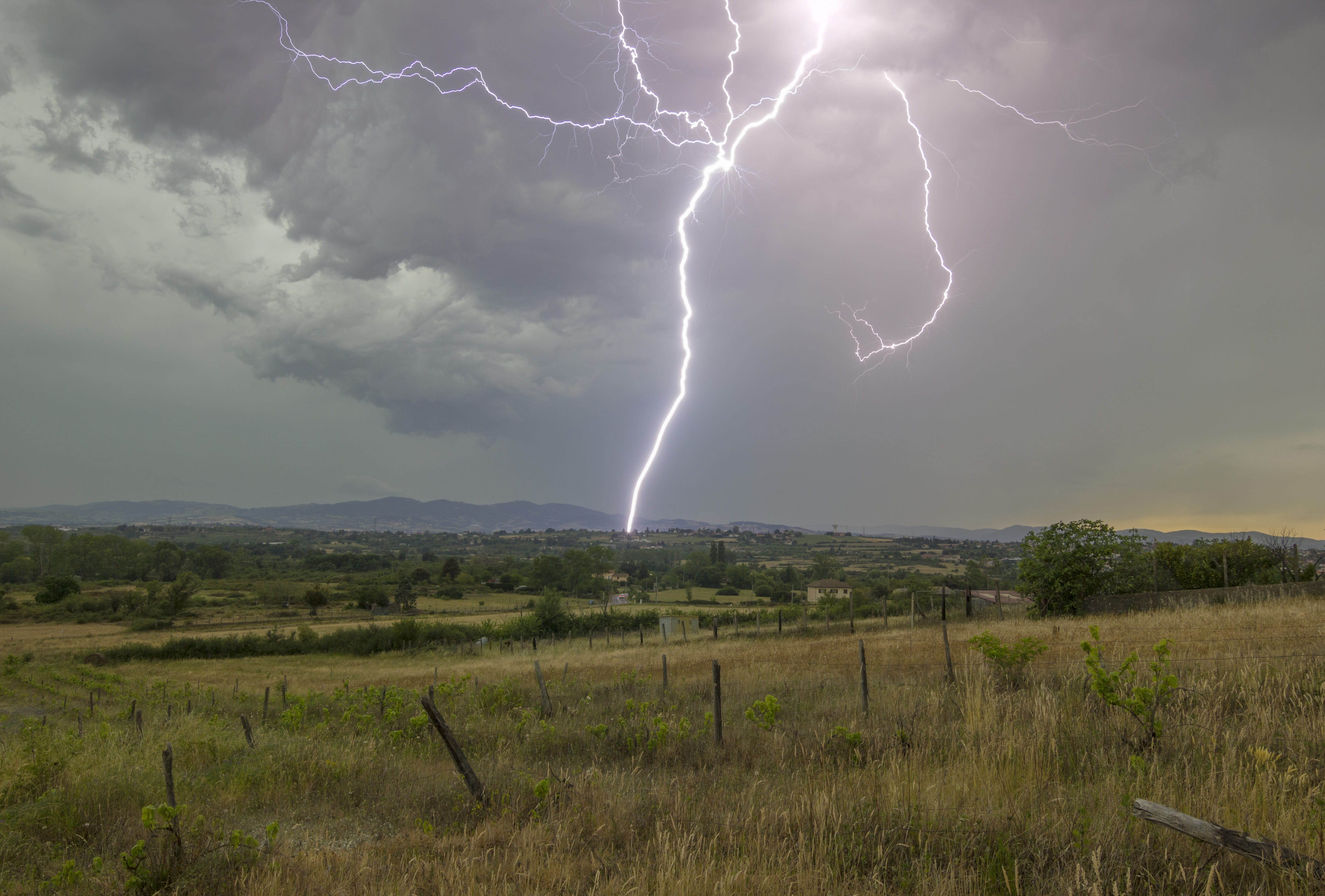 Orage très esthétique dans le Rhone au nord ouest de Givors depuis Montagny le bourg. - 22/05/2022 20:00 - frederic sanchis