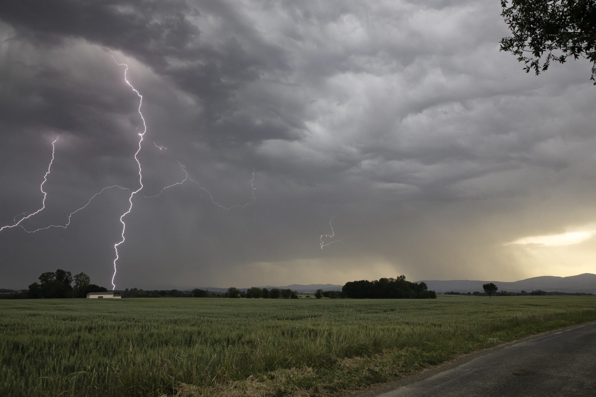 Orage depuis Chaleins, en direction de Villefranche sur Saône - 22/05/2022 19:30 - etienne VANARET