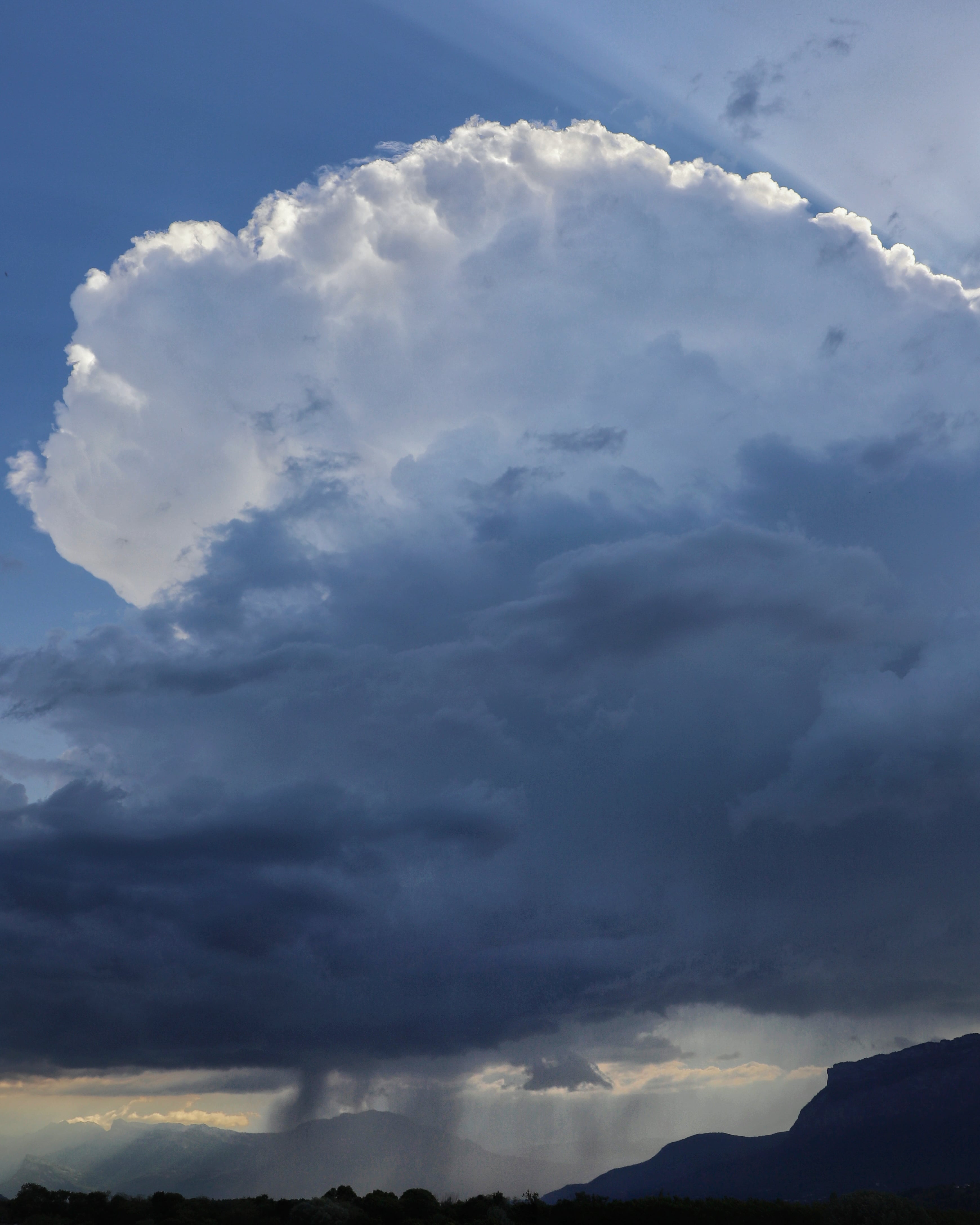 Petit orage monocellulaire au dessus de Grenoble. Du rideau de pluie jusqu’à l’enclume. - 22/05/2023 18:23 - Nahel Belgherze