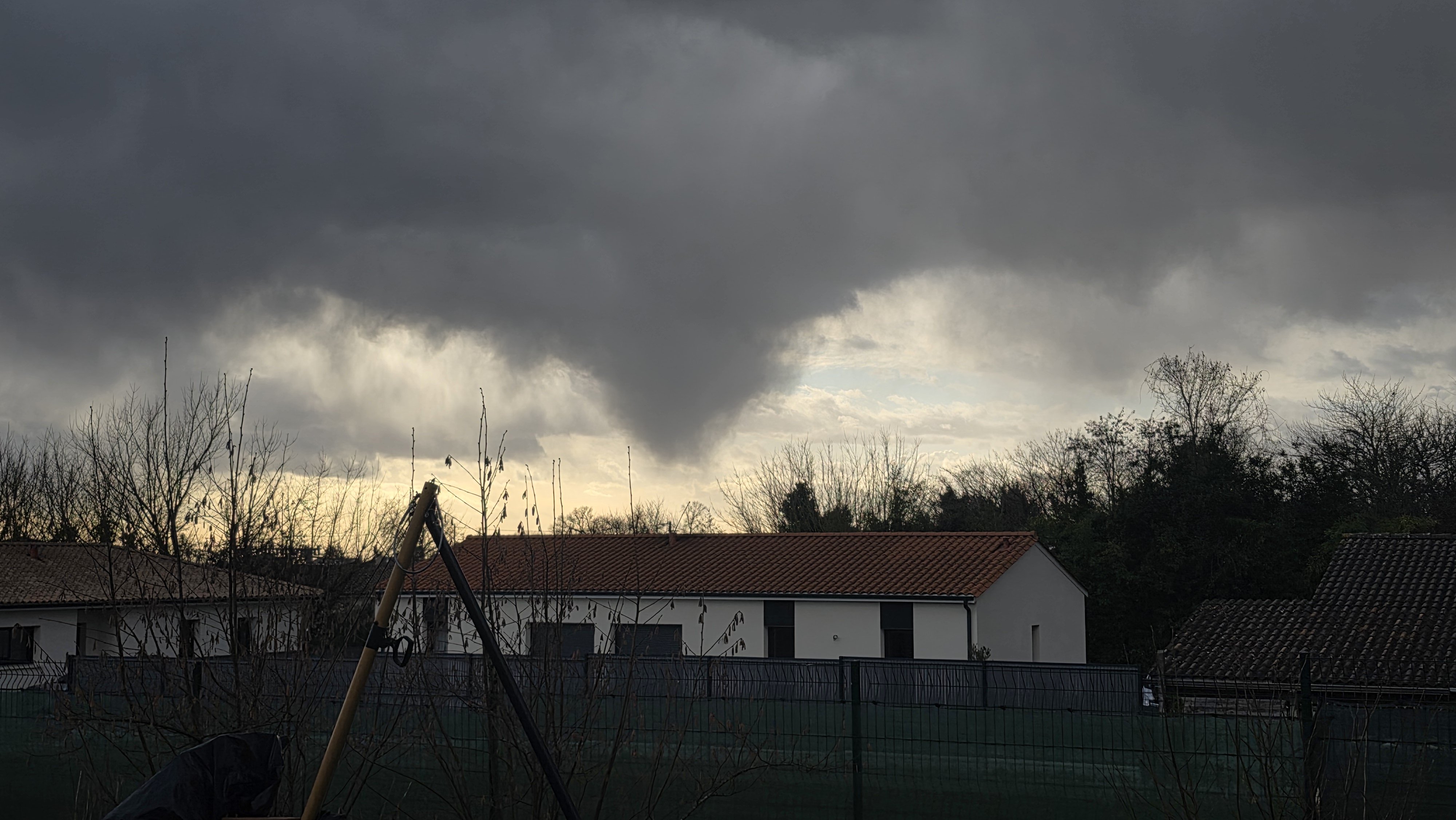 Vendredi 23 janvier 2026 : sur Saint André de cubzac a 16h20. Cette photo prise par mes soin de cette silhouette ROTATIF! . - 23/01/2026 16:20 - Olwen TORRECILLAS