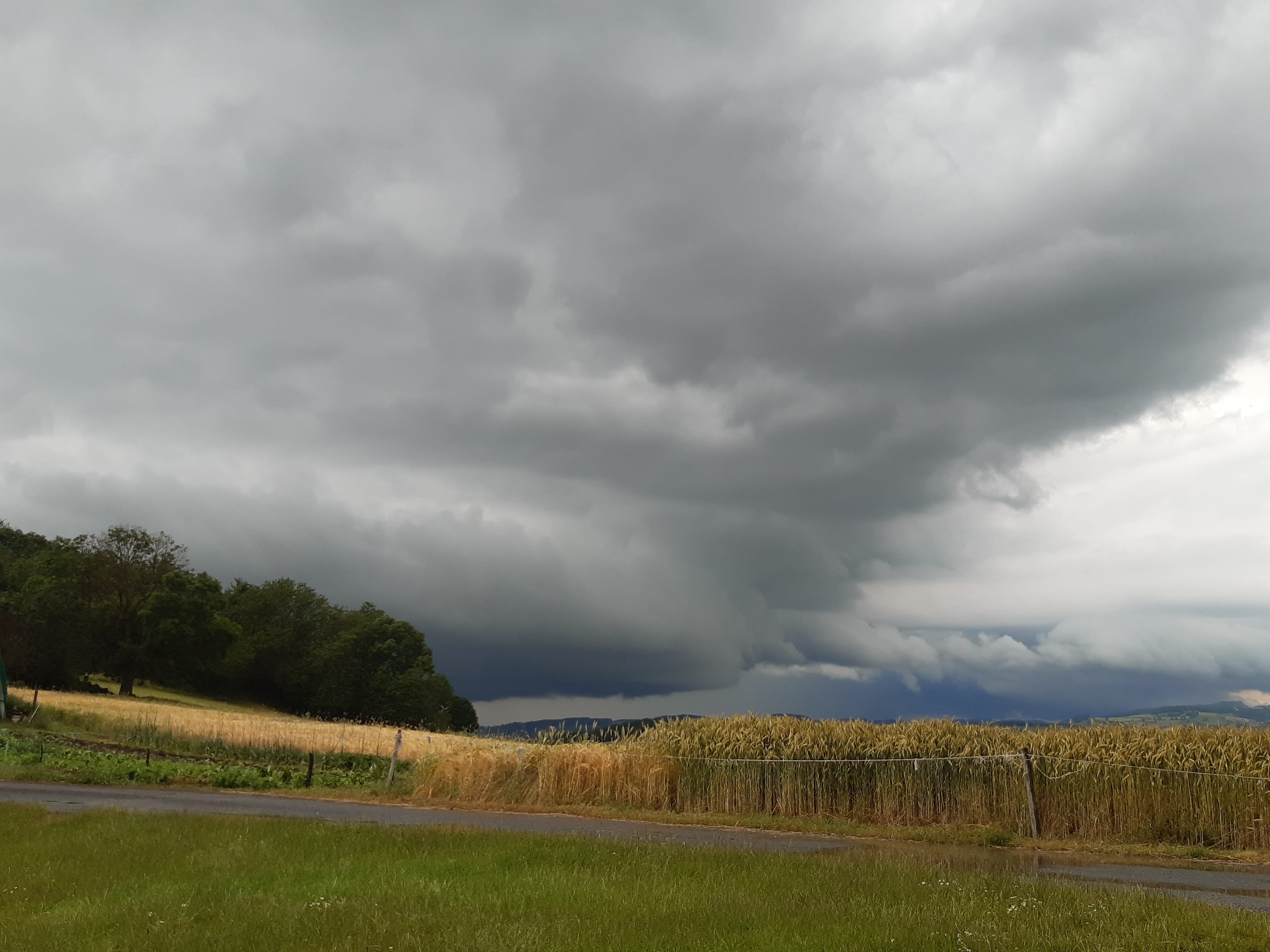 Orage supercellulaire en approche sur Pomeys, La Chapelle/Coise et St Martin en Haut... - 23/06/2021 17:48 - Anthony Moretton