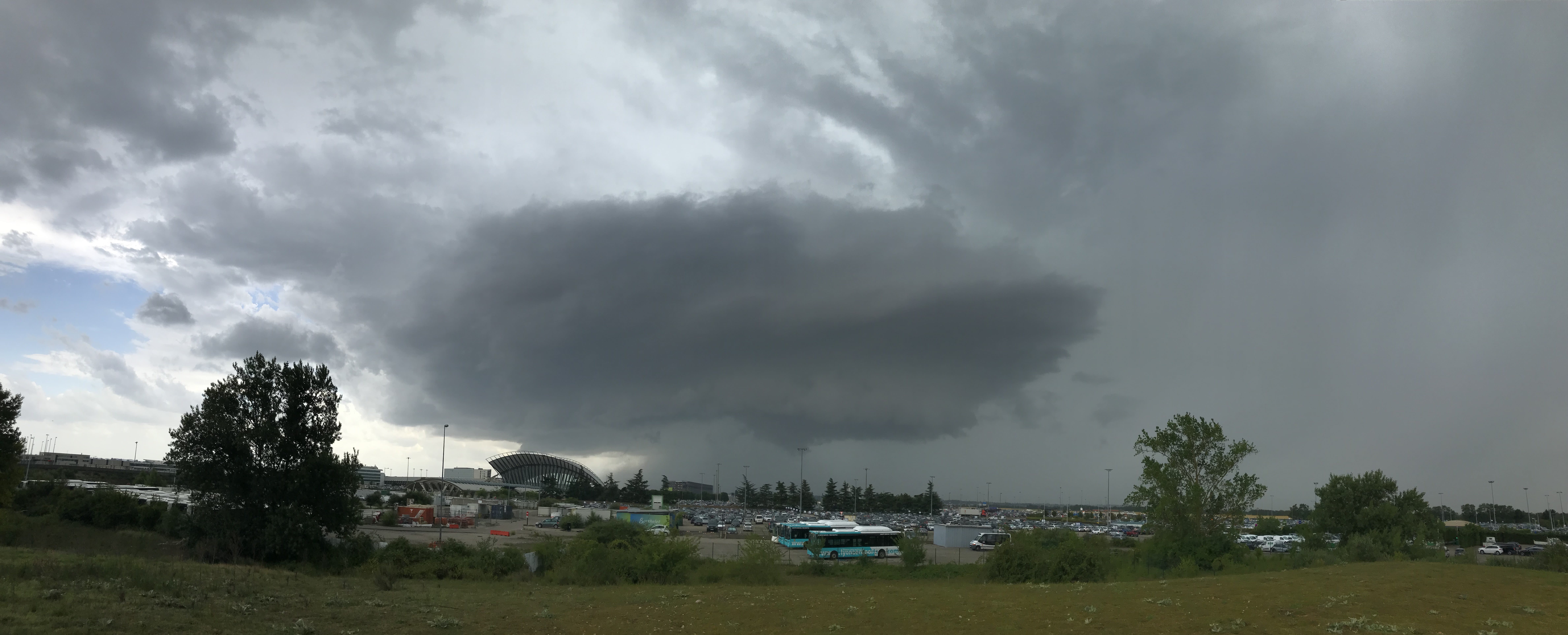 Puissant orage en approche sur l'aéroport de Lyon Saint-Exupéry. Il a généré une rafale mesurée à 104km/h et quelques grêlons centimétriques. - 23/06/2022 14:48 - Laurent FALLOURD