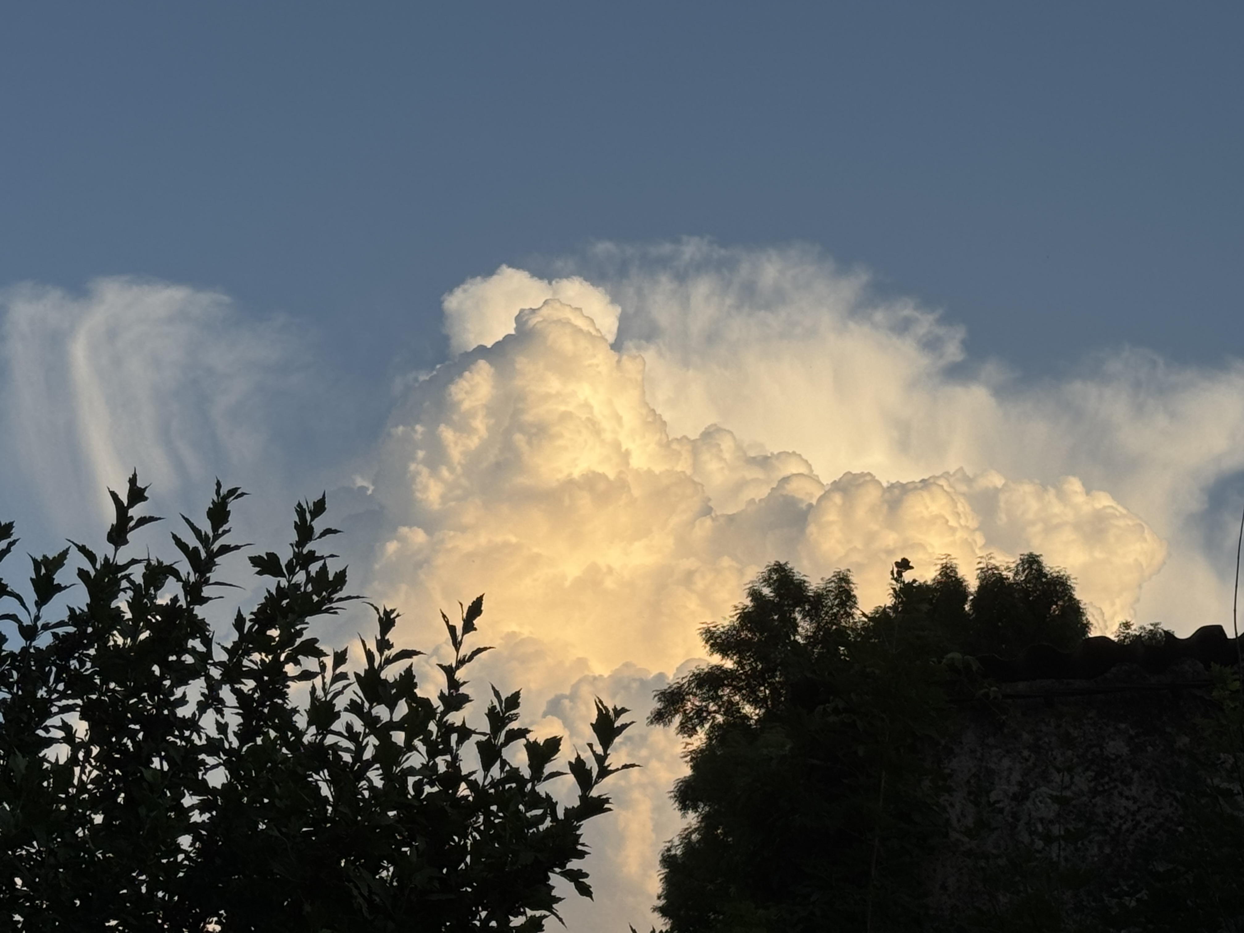 Nuage aperçu au alentour de Tain-l’Hermitage (26) - 23/06/2025 21:17 - Leopold Bec Blache