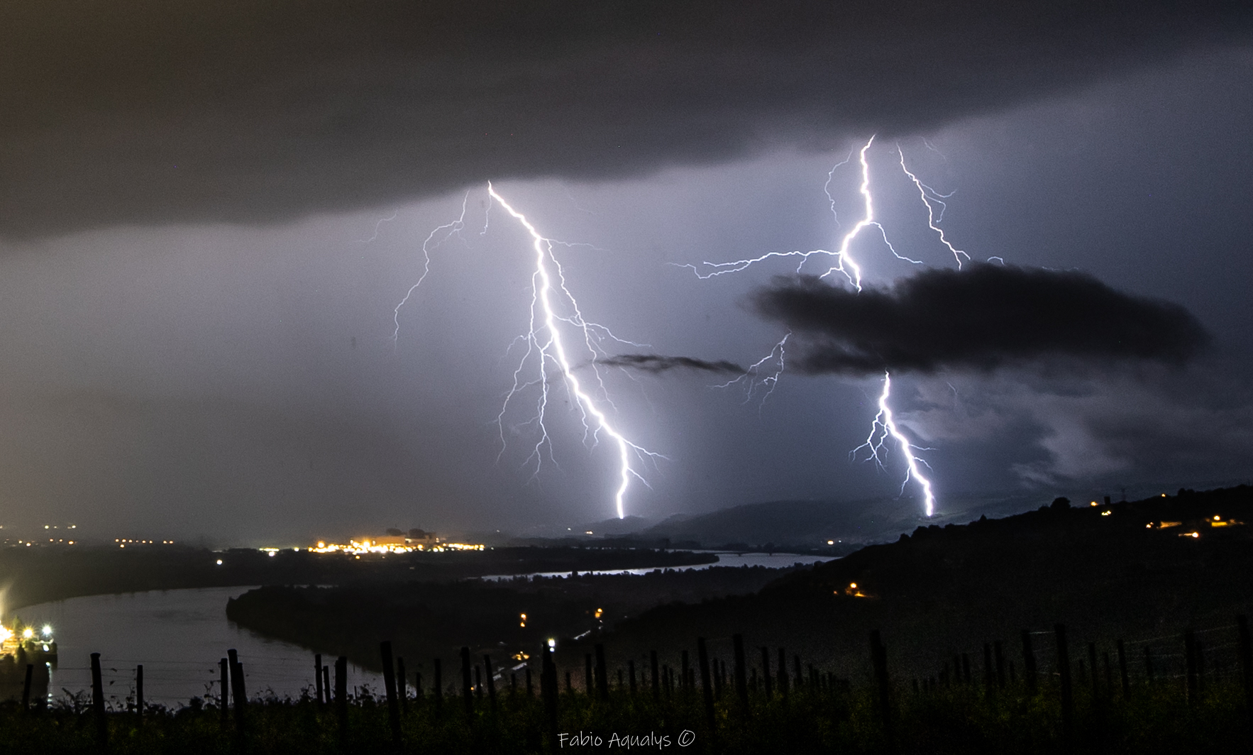 Beaucoup d'eau et beaucoup d'impacts de foudre pendant plus d'1h en vallée du Rhône, principalement du coté de Roussillon et St-Pierre de Boeuf.
Depuis Condrieu (69). - 23/05/2023 02:30 - Fabio Aqualys