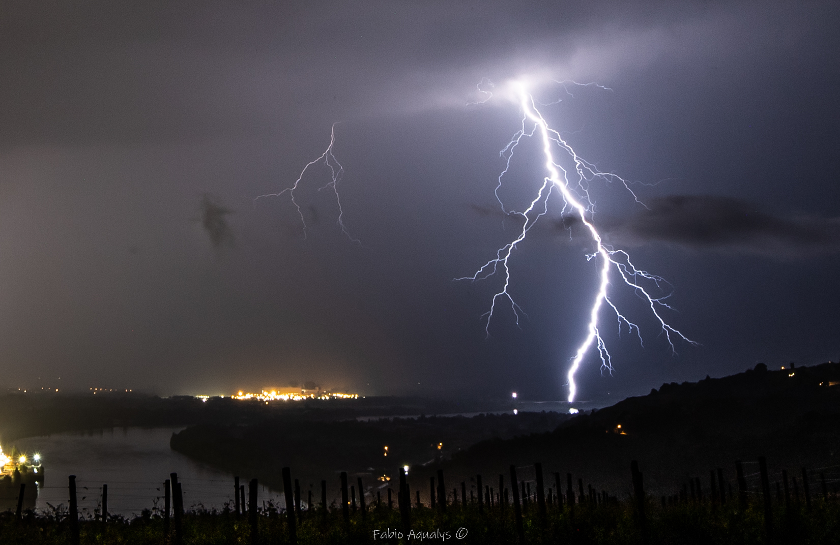 Beaucoup d'eau et beaucoup d'impacts de foudre pendant plus d'1h en vallée du Rhône, principalement du coté de Roussillon et St-Pierre de Boeuf.
Depuis Condrieu (69). - 23/05/2023 02:30 - Fabio Aqualys